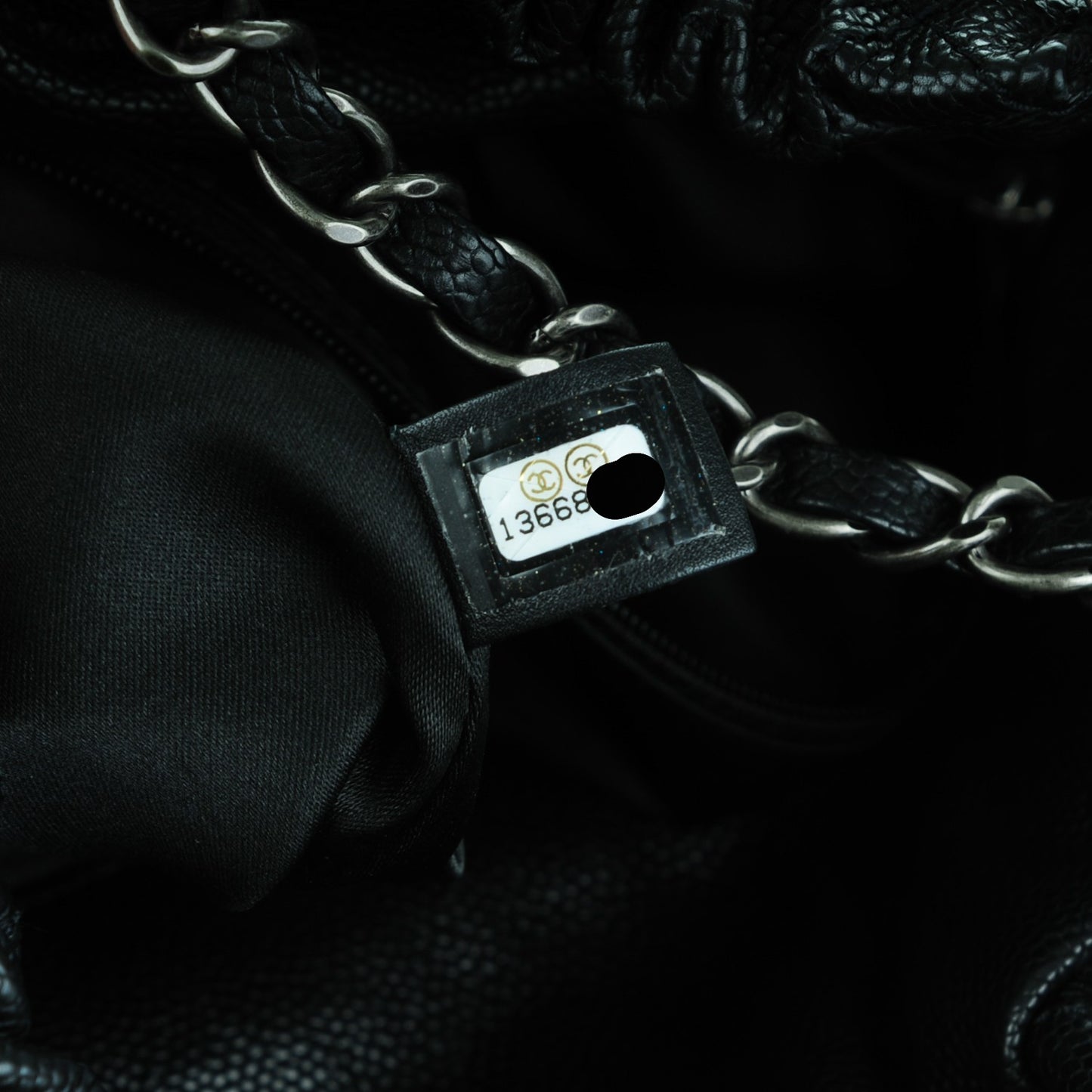Distressed Glazed Caviar Quilted Large Elastic Tote Black