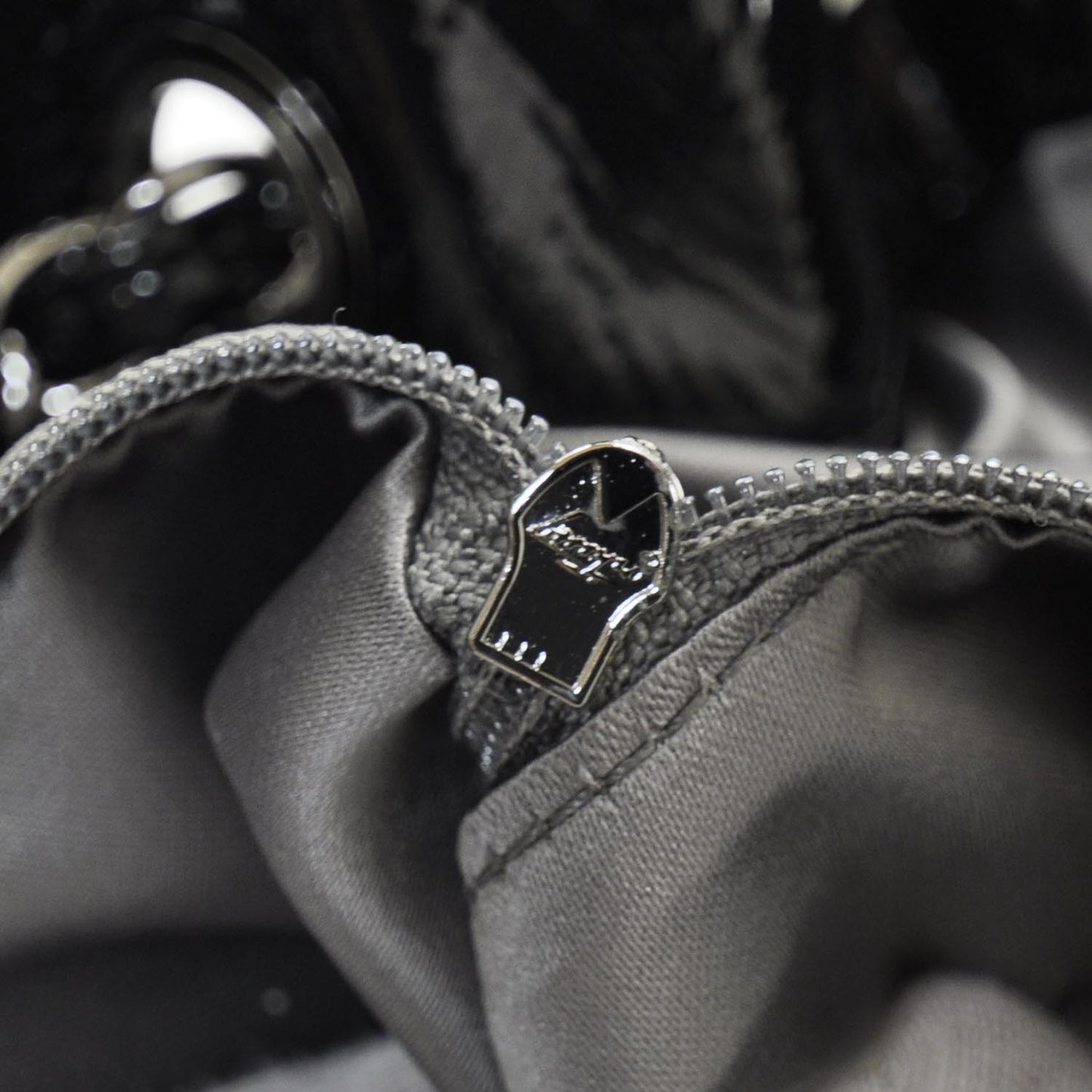 Vinyl Rock in Moscou Large Tote Black