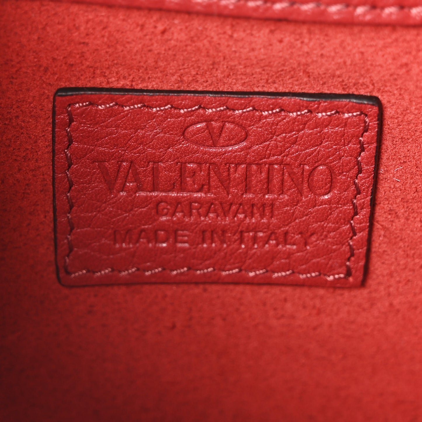 Pebbled Calfskin Rockstud Wallet on Chain Rouge Pur