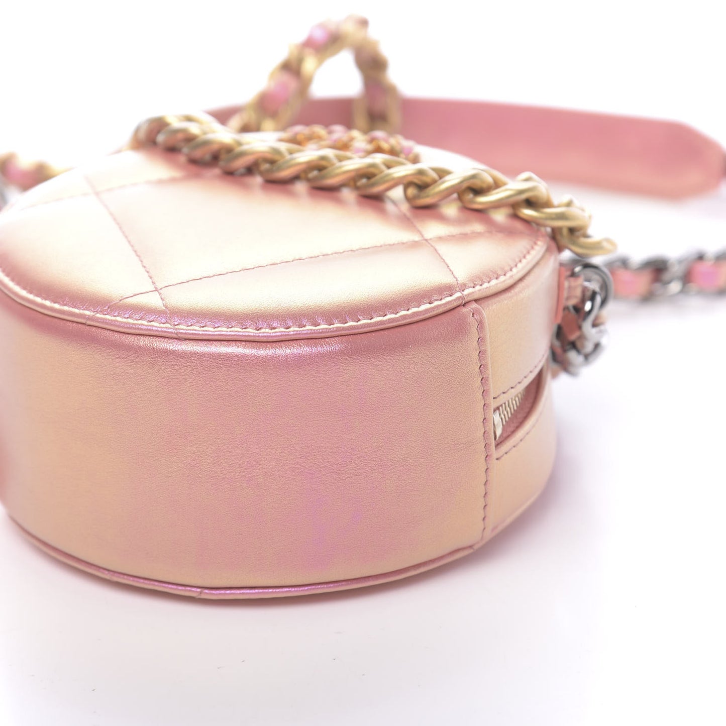 Iridescent Calfskin Quilted 19 Round Clutch With Chain Pink