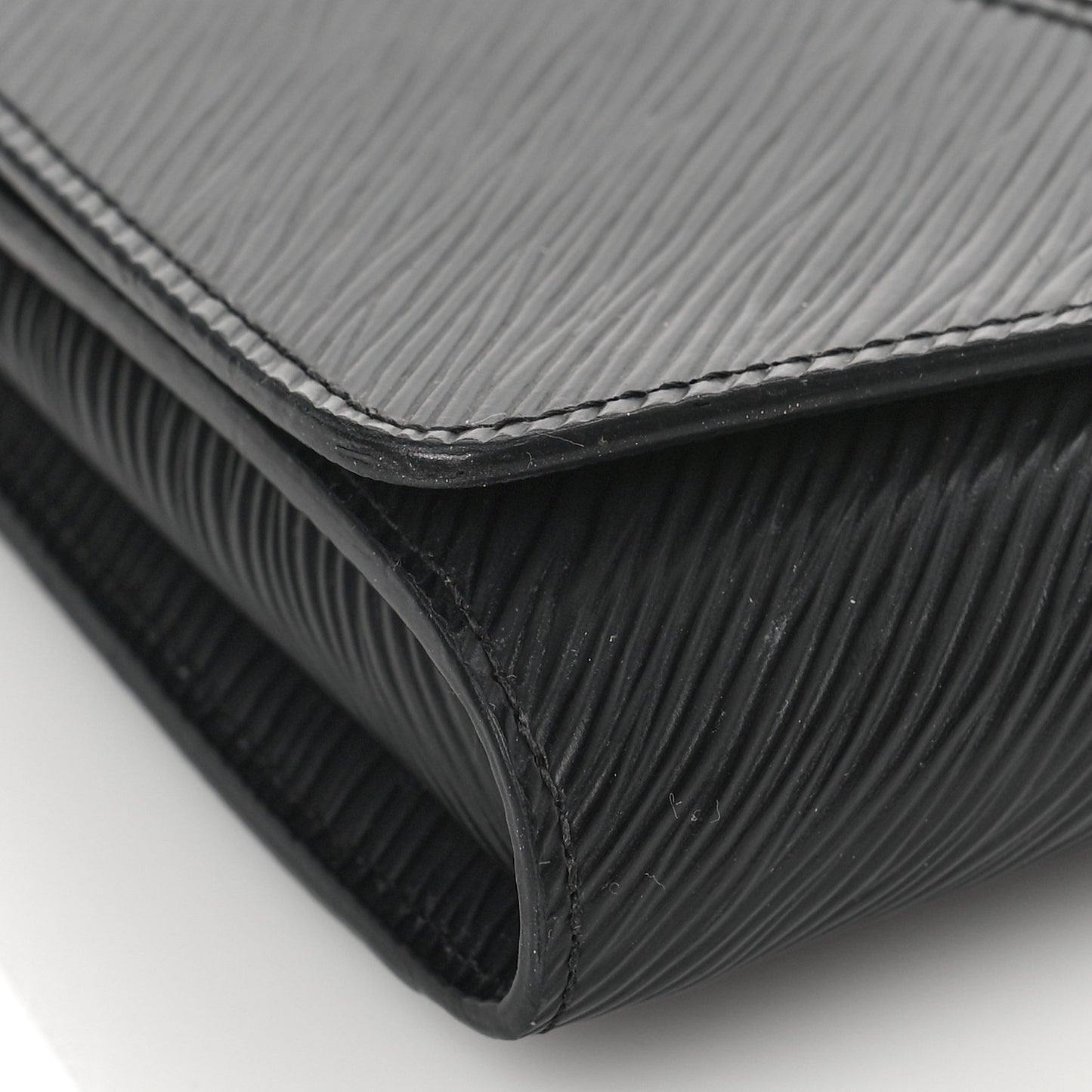 Epi Twist Chain Wallet Black