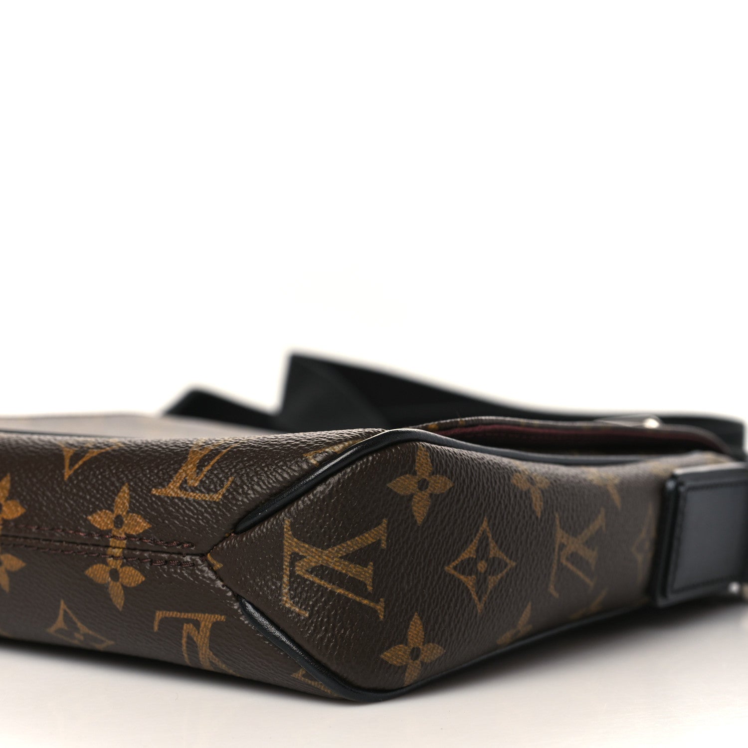 Louis Vuitton Monogram Macassar District PM 8 of 8