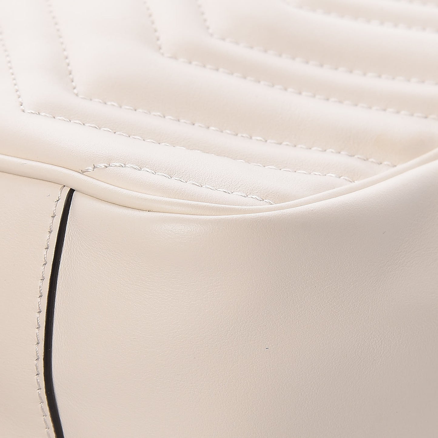 Calfskin Matelasse Large GG Marmont Shoulder Bag Mystic White