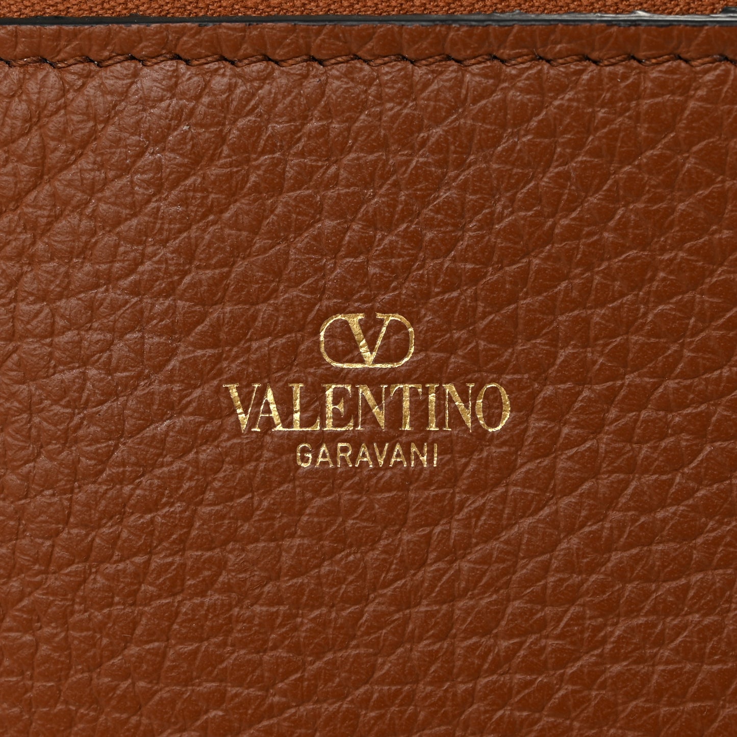 Raffia Grained Calfskin Medium Rockstud Vlogo Tote Naturale