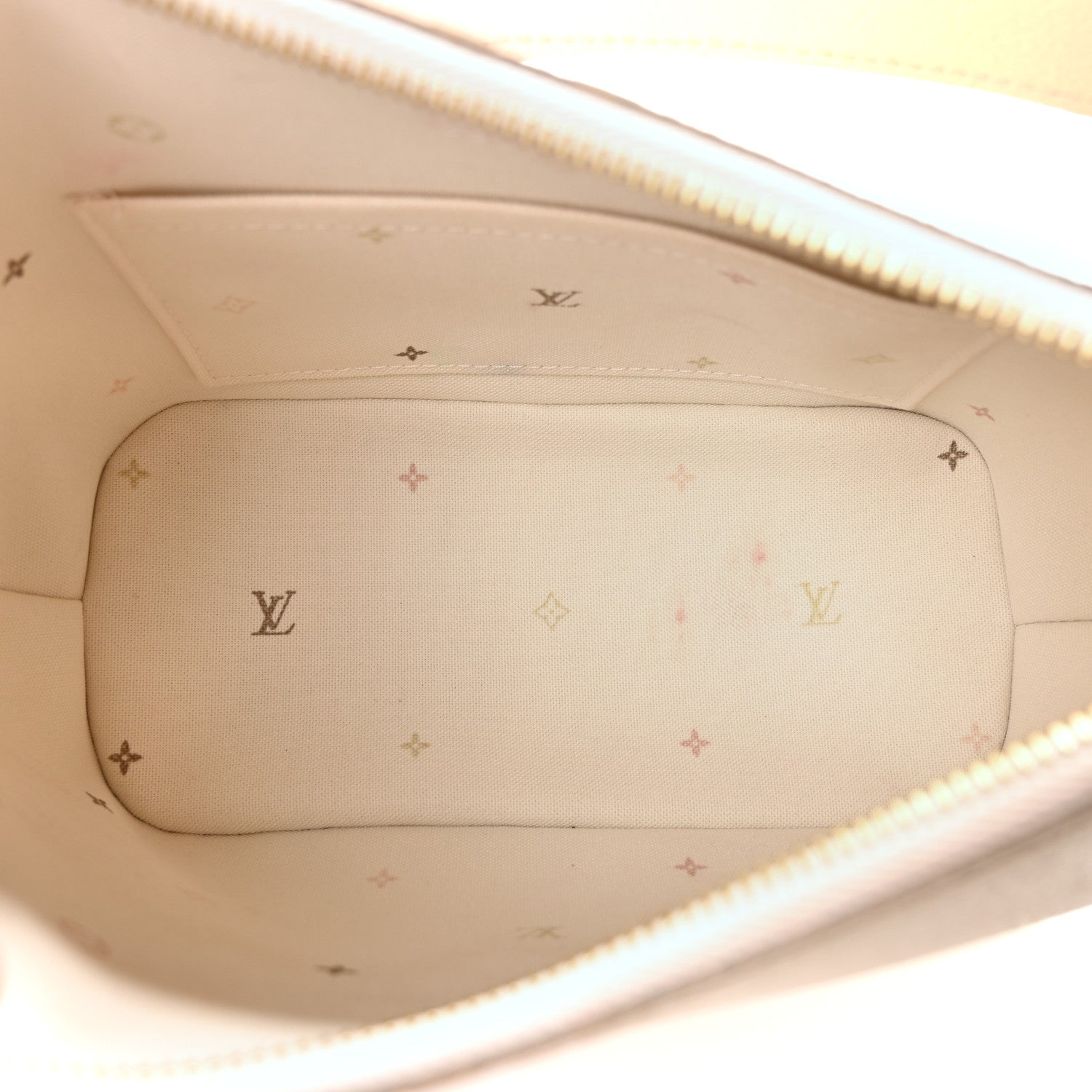 Louis Vuitton Empreinte Monogram Giant By The Pool Marshmallow Hobo Sunset Khaki 5 of 9