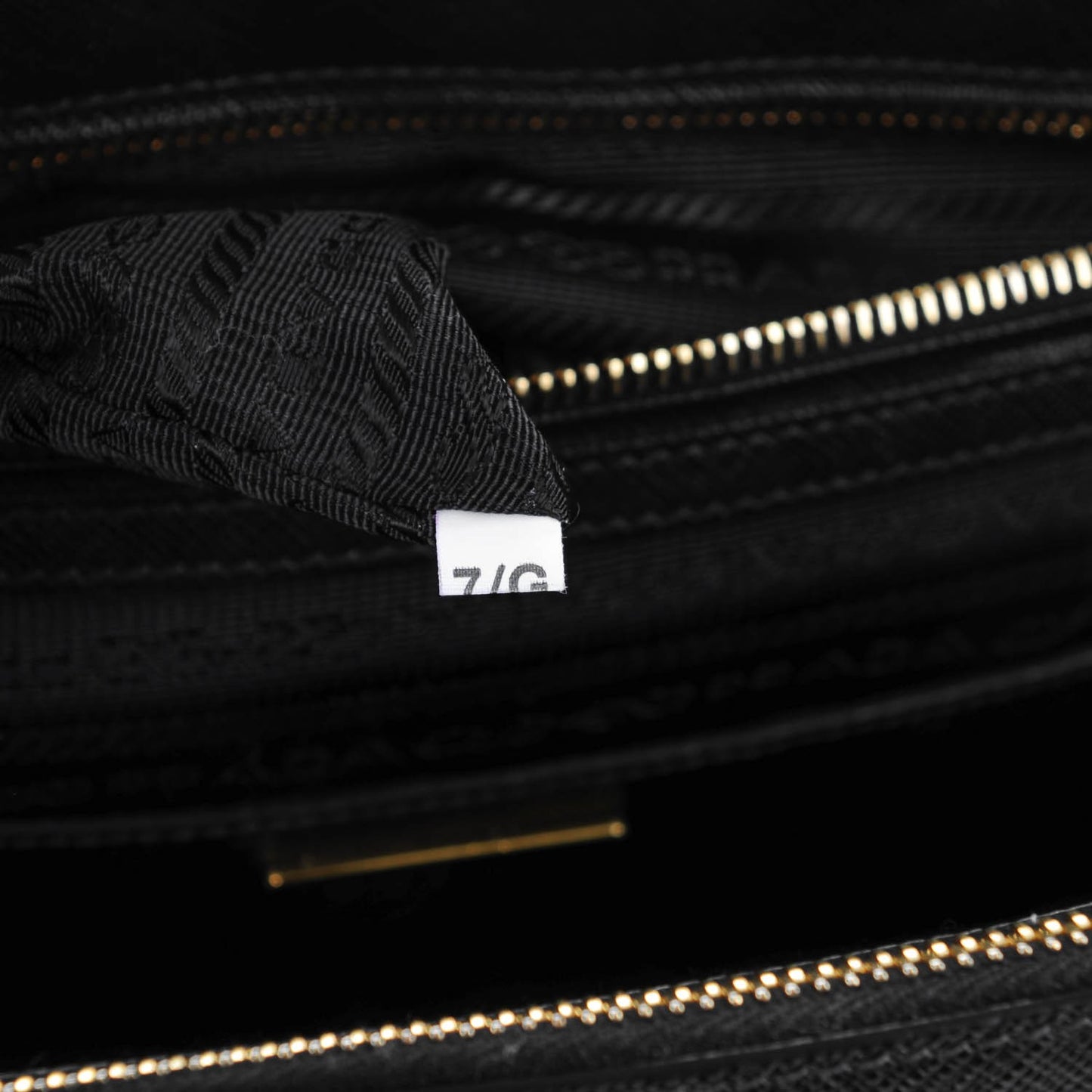 Saffiano Medium Galleria Double Zip Tote Black