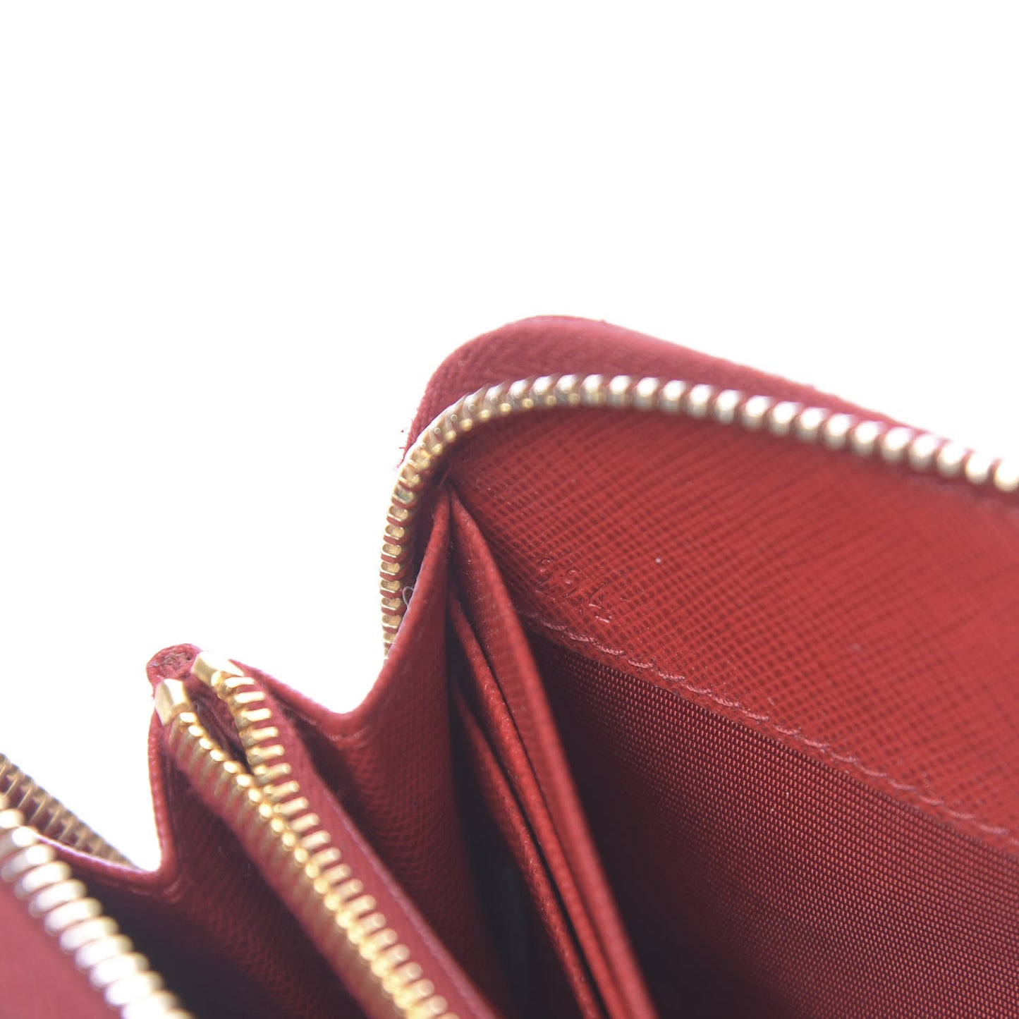 Saffiano Triangle Zip Around Wallet Fuoco