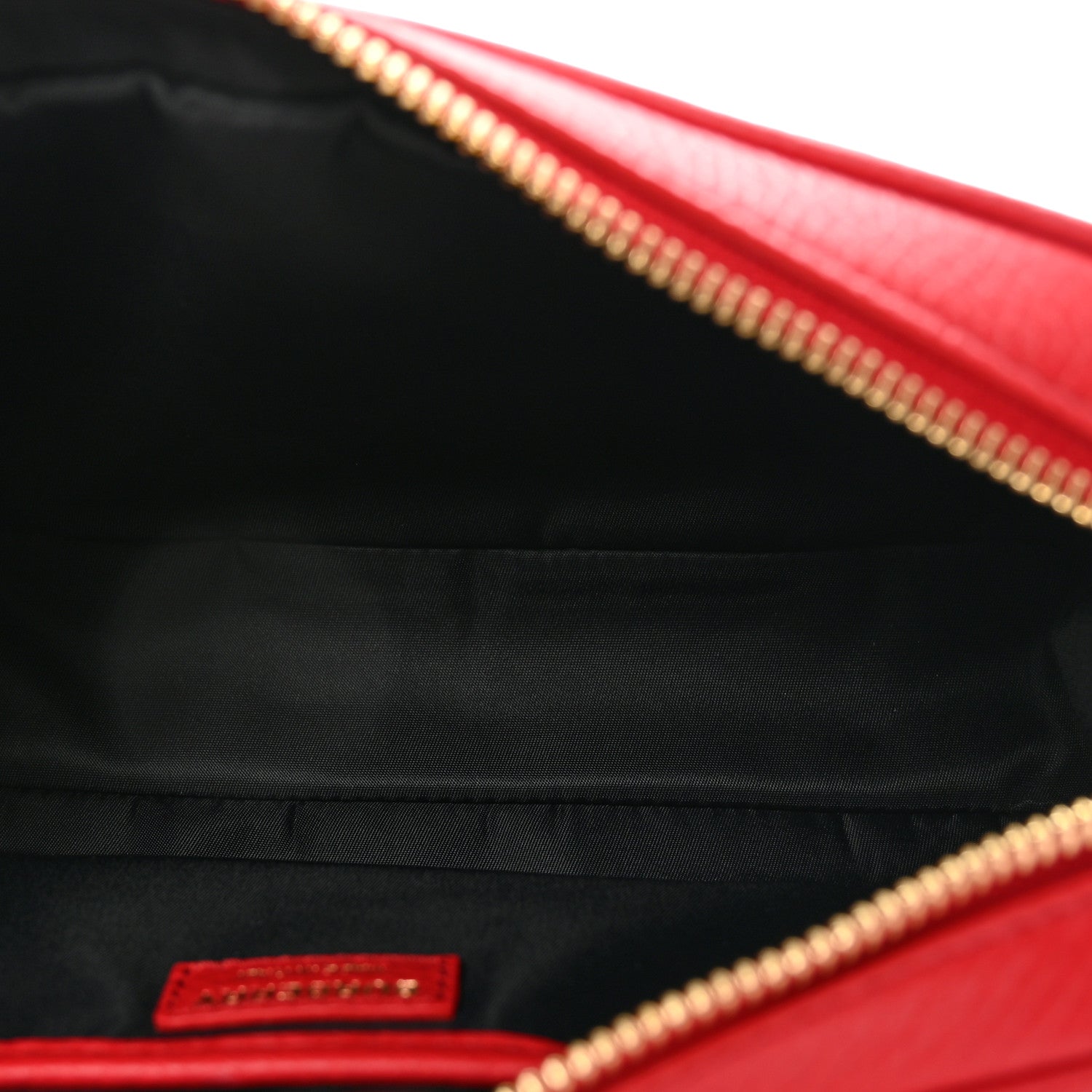 Burberry キルティング　ラムスキン　カメラバッグ（レッド） Burberry Calfskin Monogram Embossed Elongated Camera Bag Red