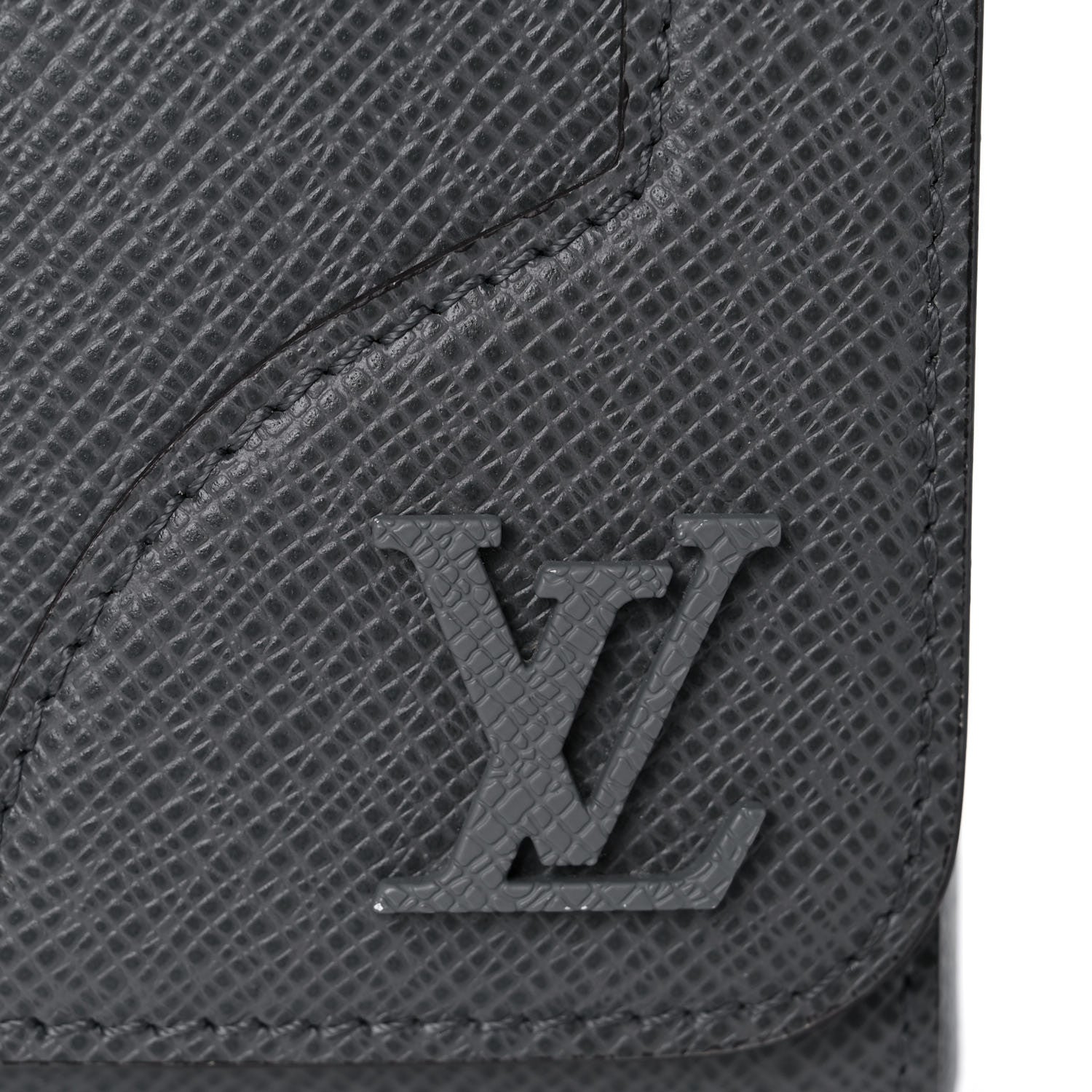 Louis Vuitton Taiga New Flap Messenger Gris 12 of 13
