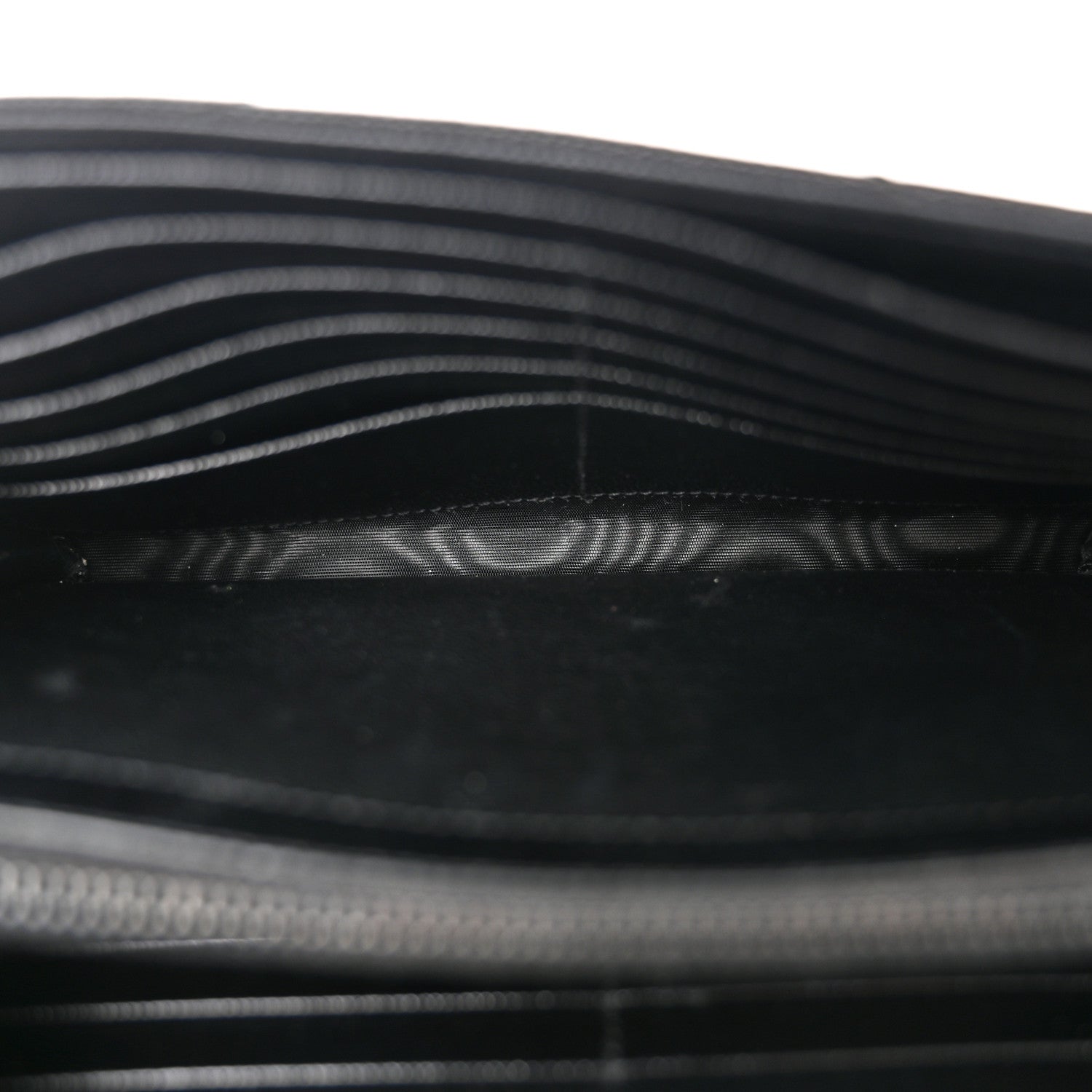 Saint Laurent Grain De Poudre Matelasse Chevron Monogram Monochrome Chain Wallet Black 5 of 12