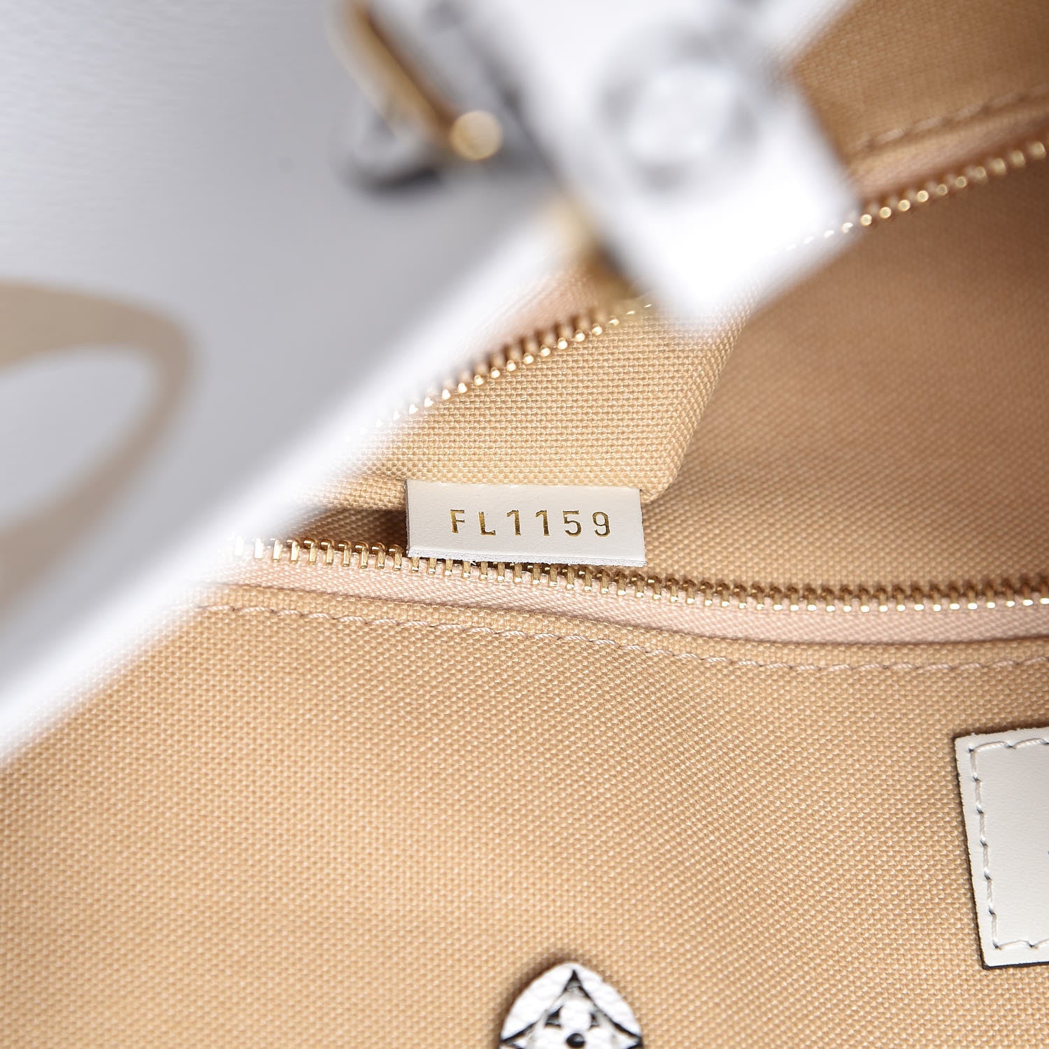 Louis Vuitton Monogram Giant Onthego GM Kaki Beige 7 of 9