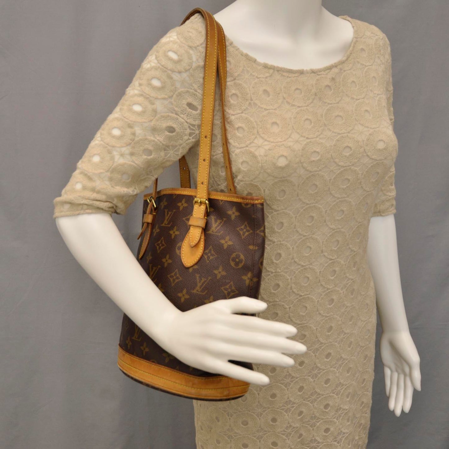 Monogram Petit Bucket 23