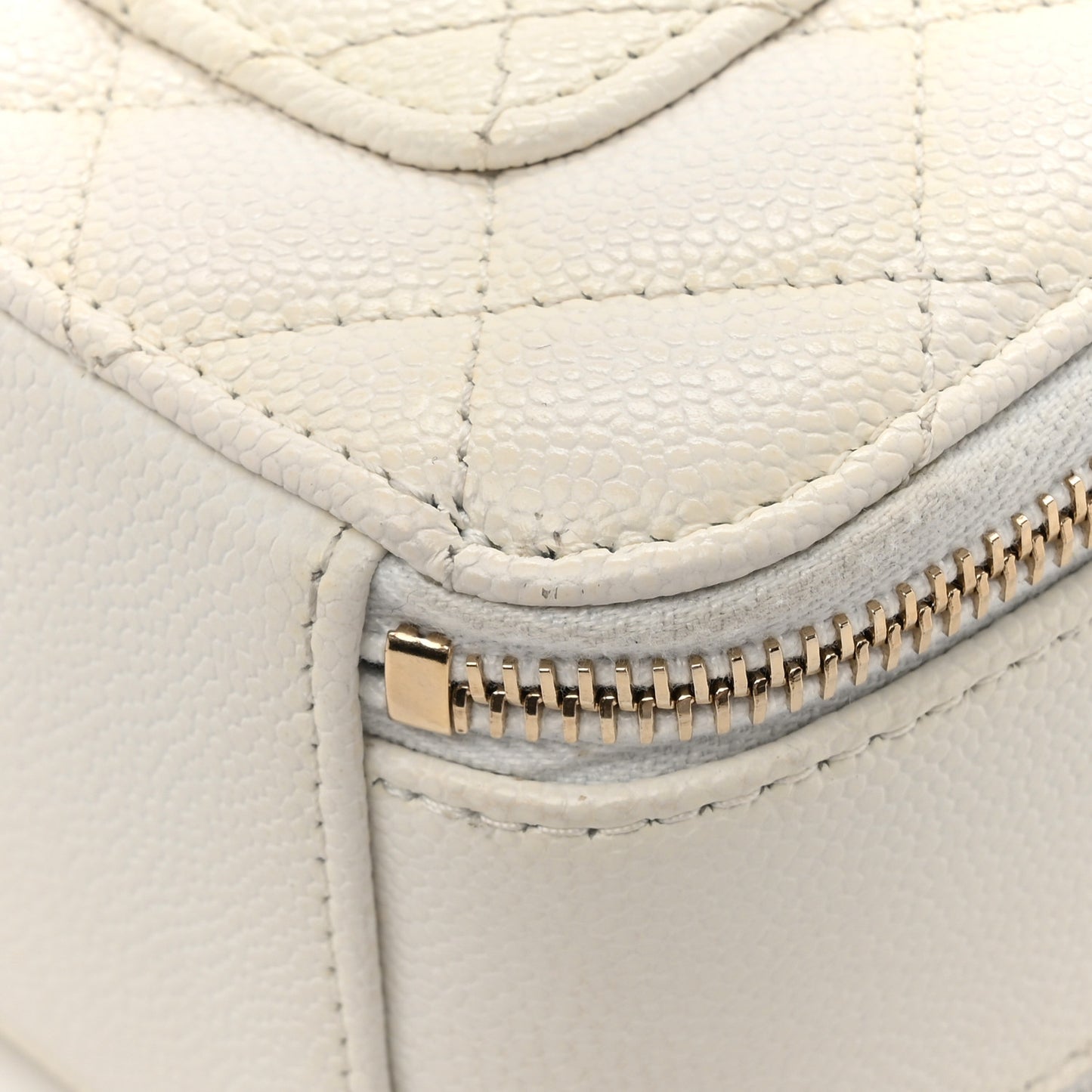 Caviar Quilted Small Pick Me Up Vanity Case White