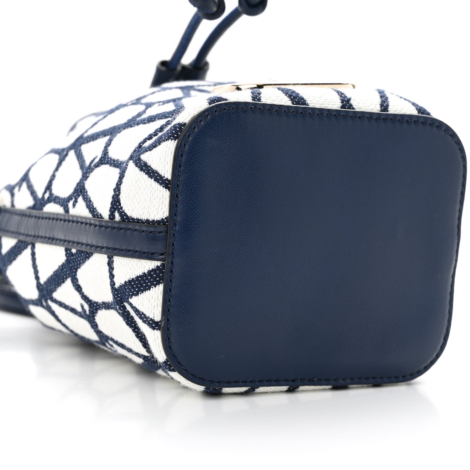 Valentino Garavani VALENTINO GARAVANI Toile Iconographe Nappa Mini Vlogo Signature Bucket Bag White Worker 8 of 9