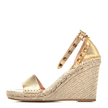 Valentino Garavani Metallic Pebbled Calfskin Rockstud Ankle Strap Espadrille 15/105mm Wedge Sandals 39 Antique Brass Natural 1 of 8