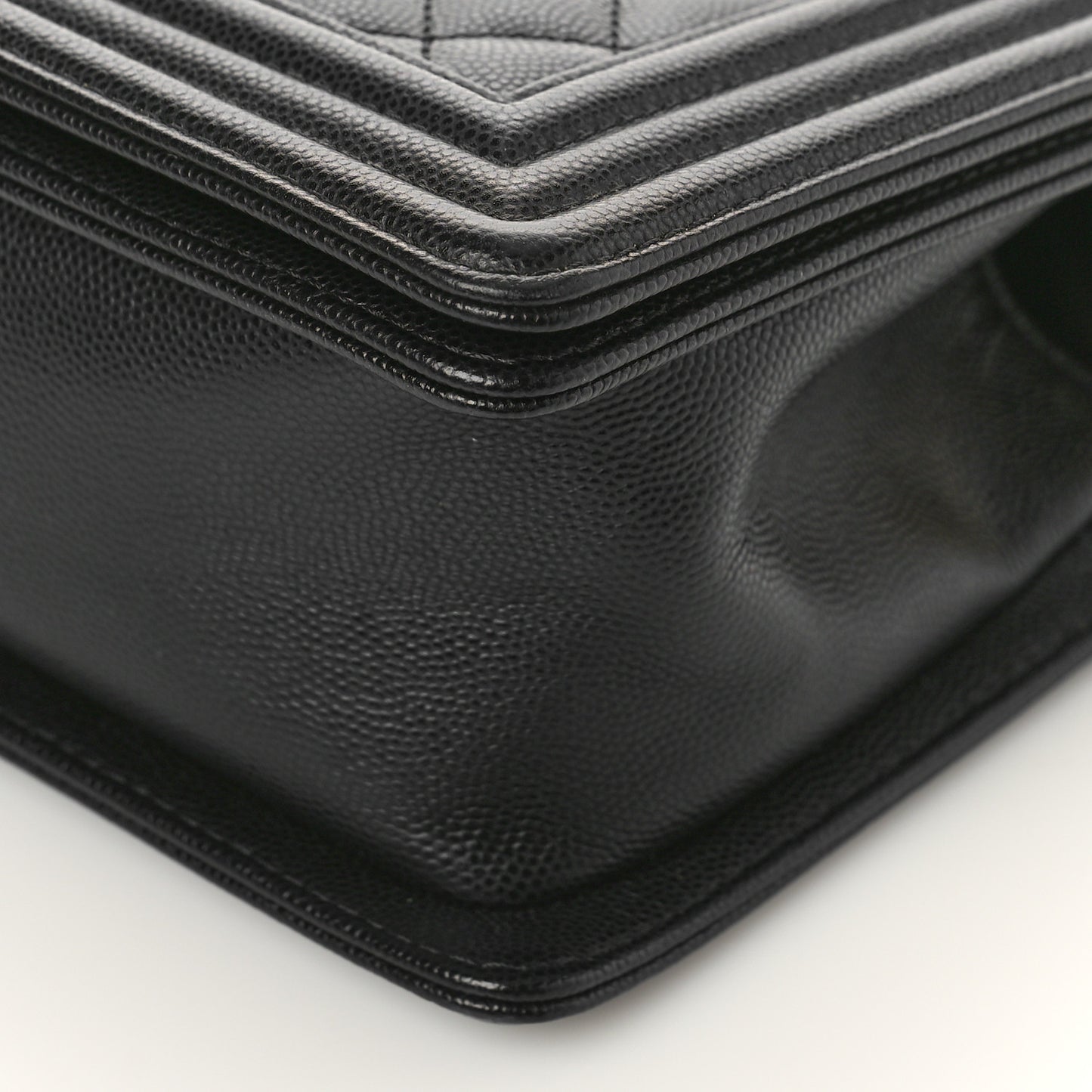 Caviar Quilted Medium Boy Flap Black