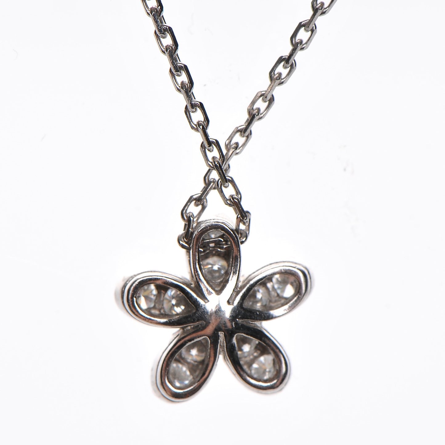 18K White Gold Diamond Socrate One Flower Pendant Necklace