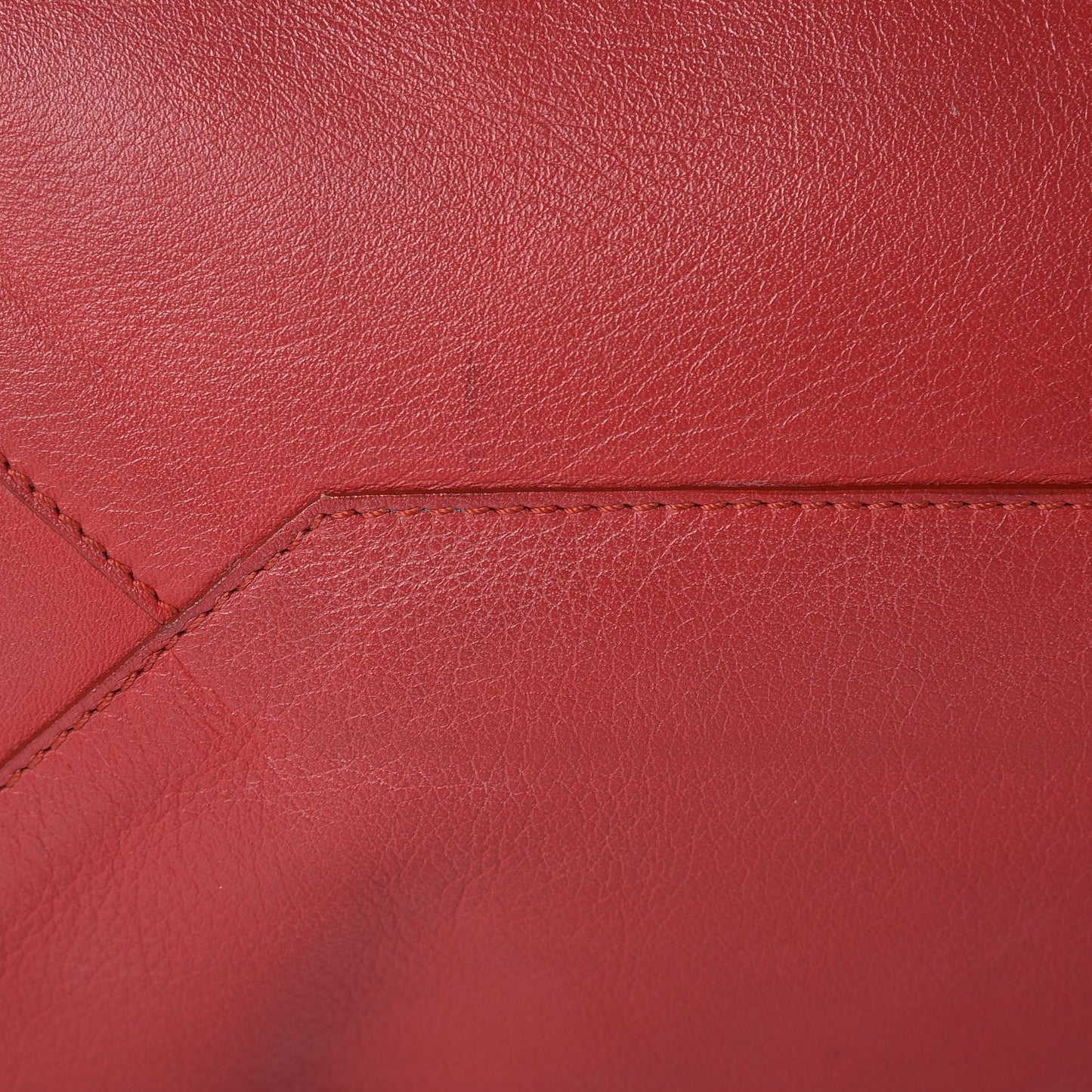 Veau Souple Papier A4 Zip Around Tote Rouge