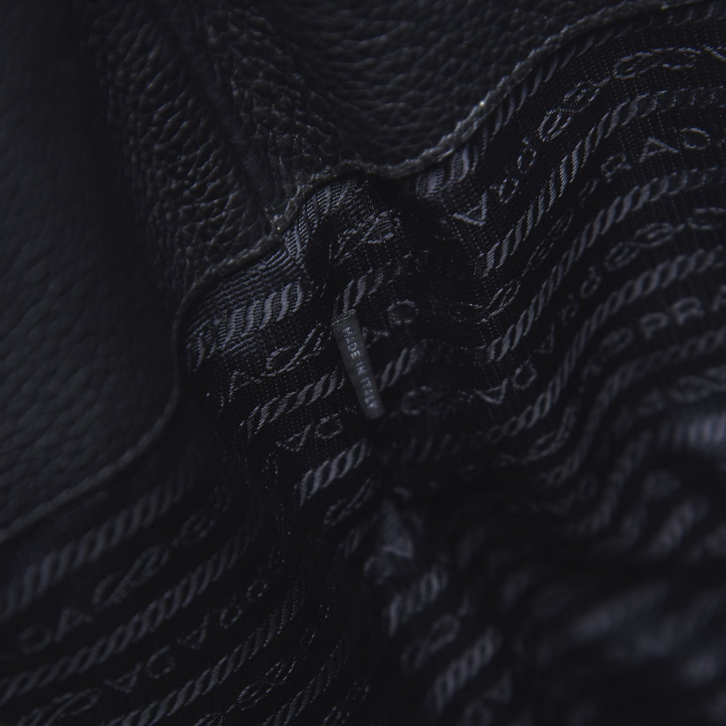 Vitello Daino Tote Black
