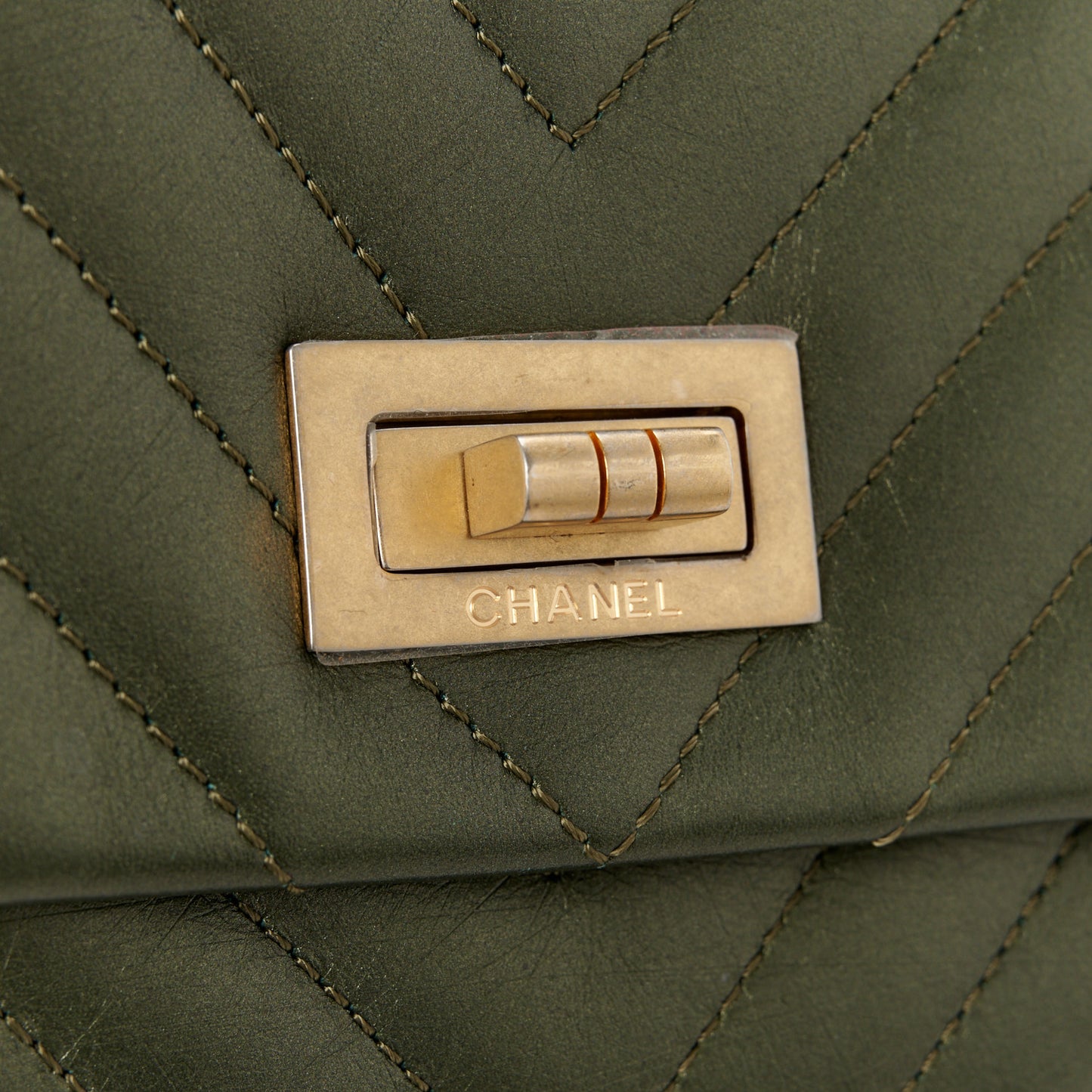 Metallic Aged Calfskin Chevron Quilted Reissue 2.55 Clutch Green