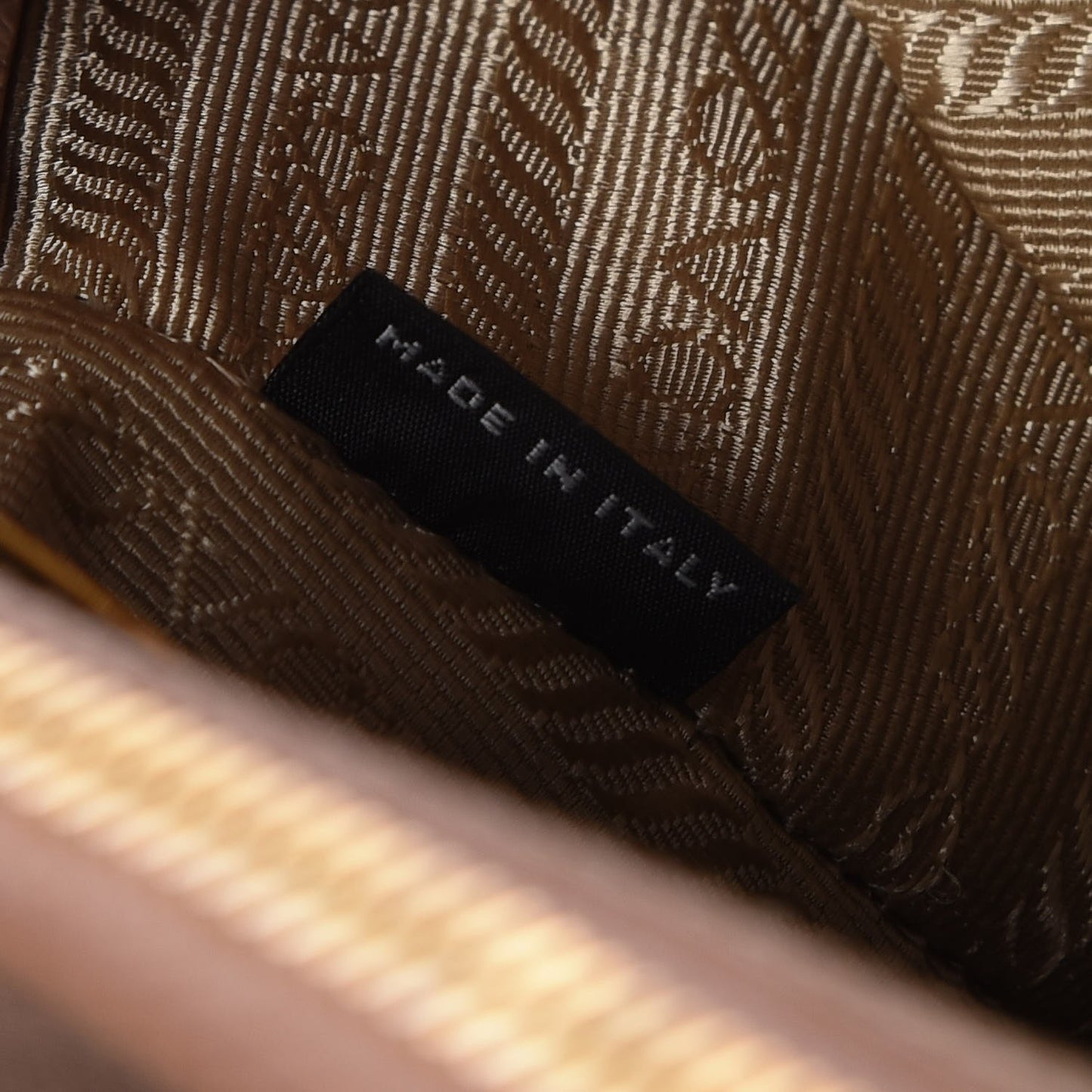 Saffiano Lux Medium Tote Cammeo