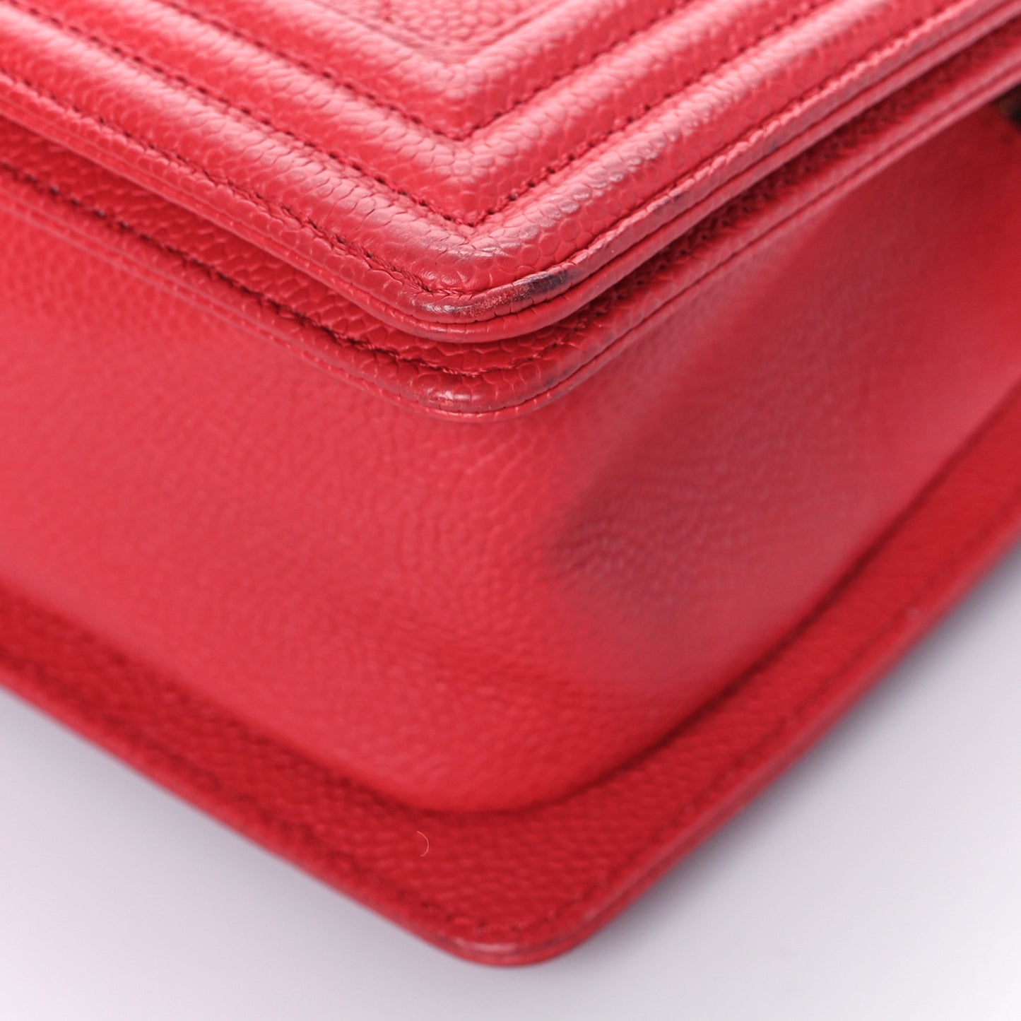 Caviar Quilted Medium Boy Flap Red