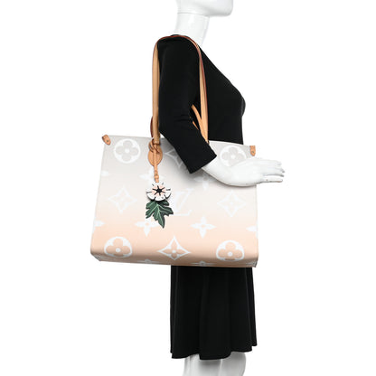 Louis Vuitton Monogram Giant By The Pool OnTheGo GM Brume 2 of 10