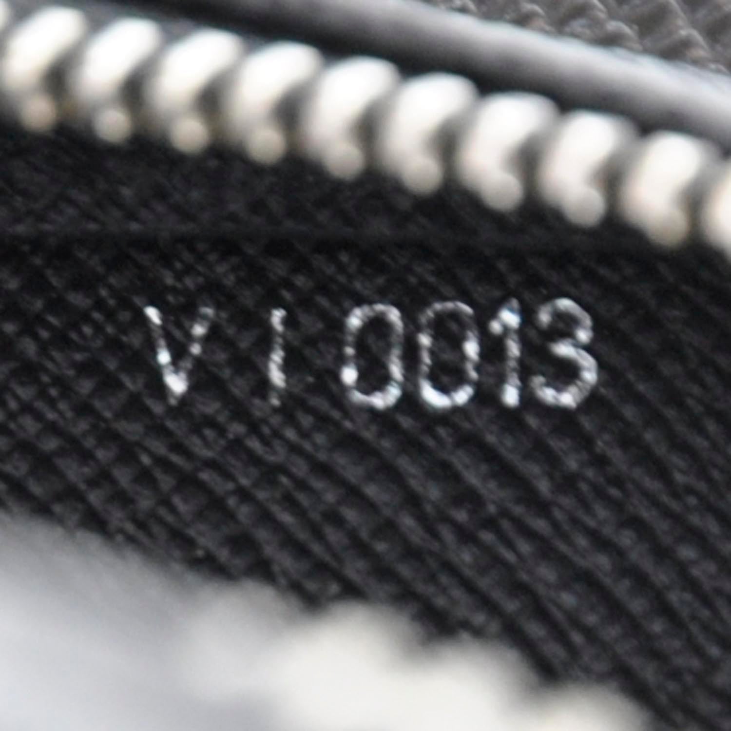 Louis Vuitton Taiga Pochette Toiletries Bag 8 of 8