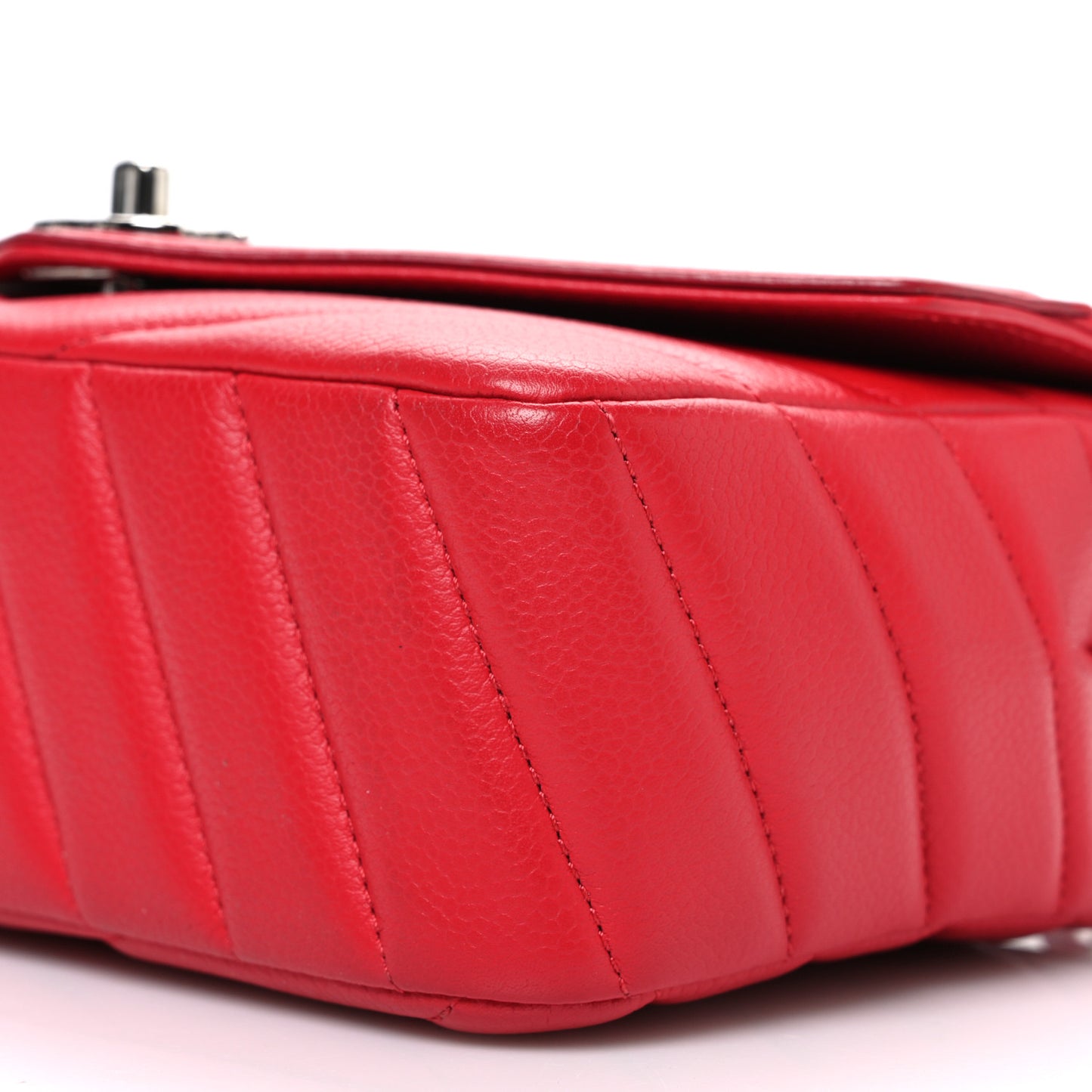 Caviar Chevron Quilted Medium Single Flap Red
