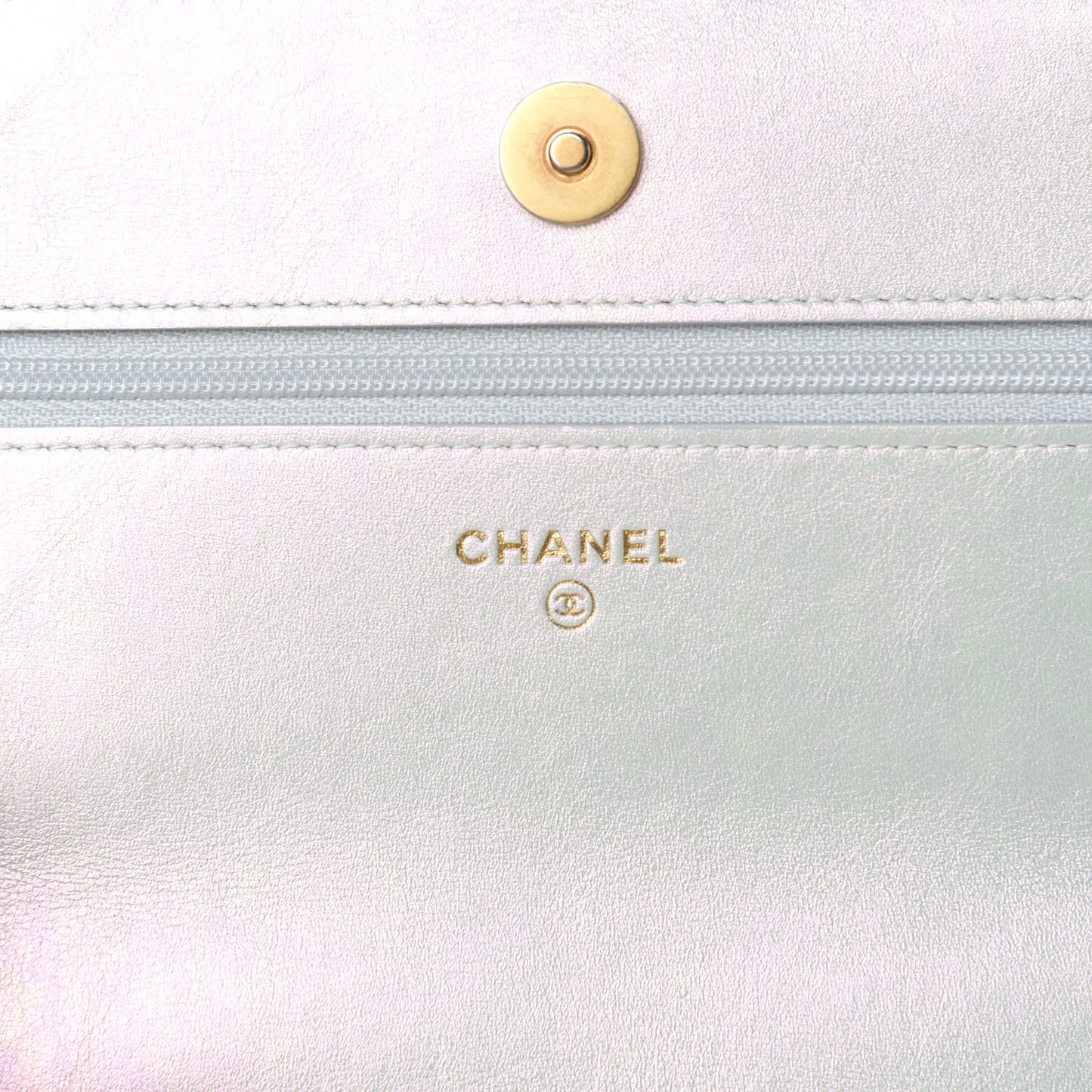 Iridescent Calfskin Quilted 19 Wallet On Chain WOC White