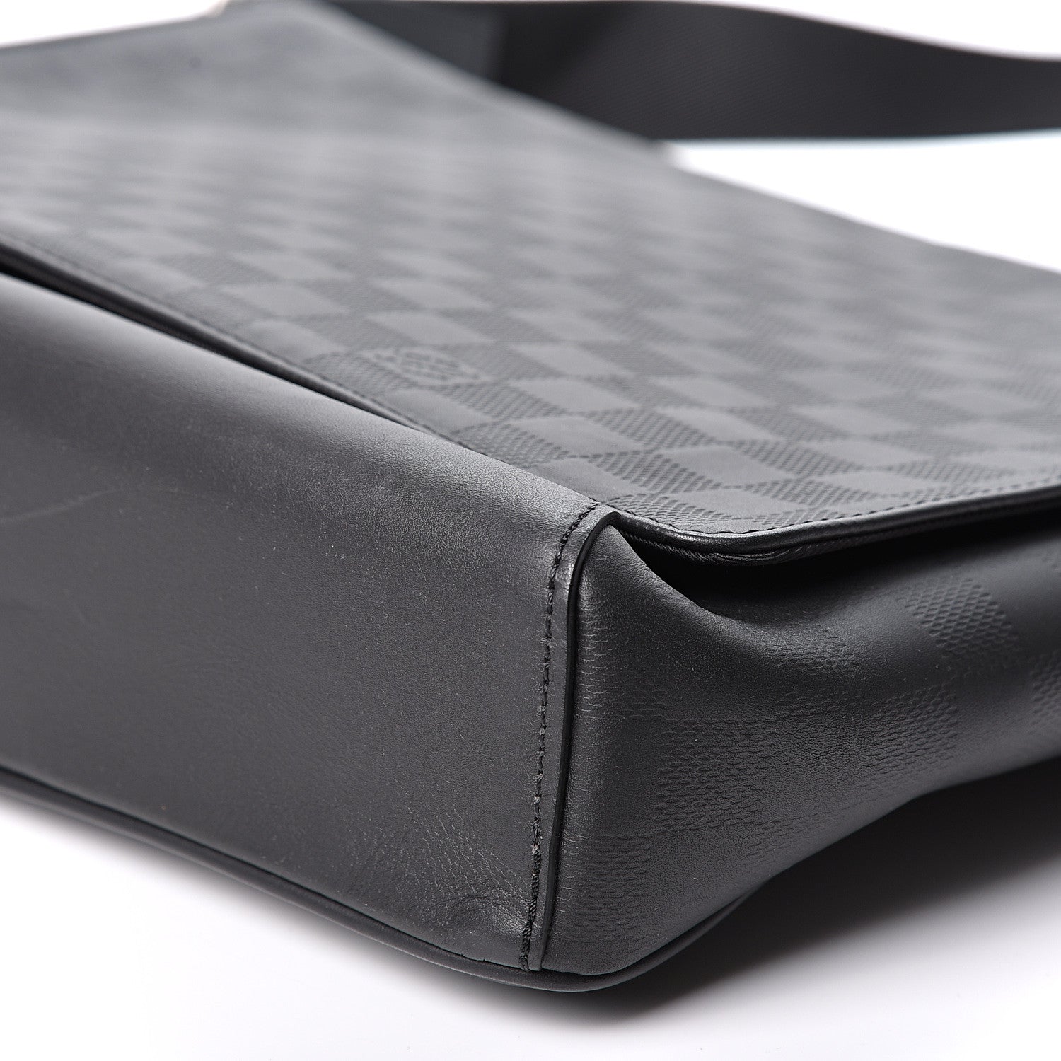 Louis Vuitton Damier Infini District MM Onyx 8 of 9
