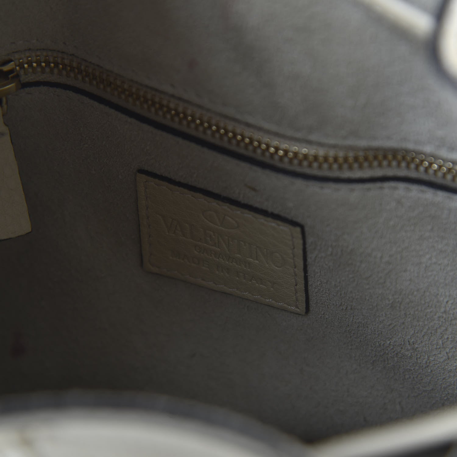Valentino Garavani Grained Calfskin Rockstud Bucket Bag Light Ivory 8 of 9