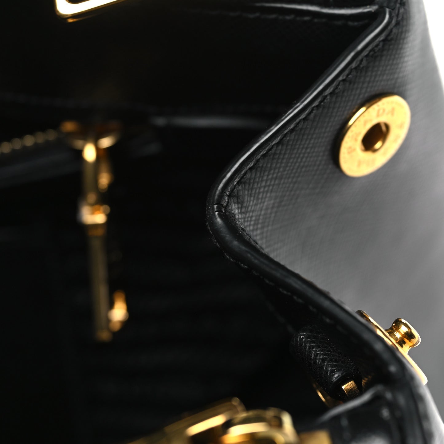 Saffiano Medium Galleria Double Zip Tote Black