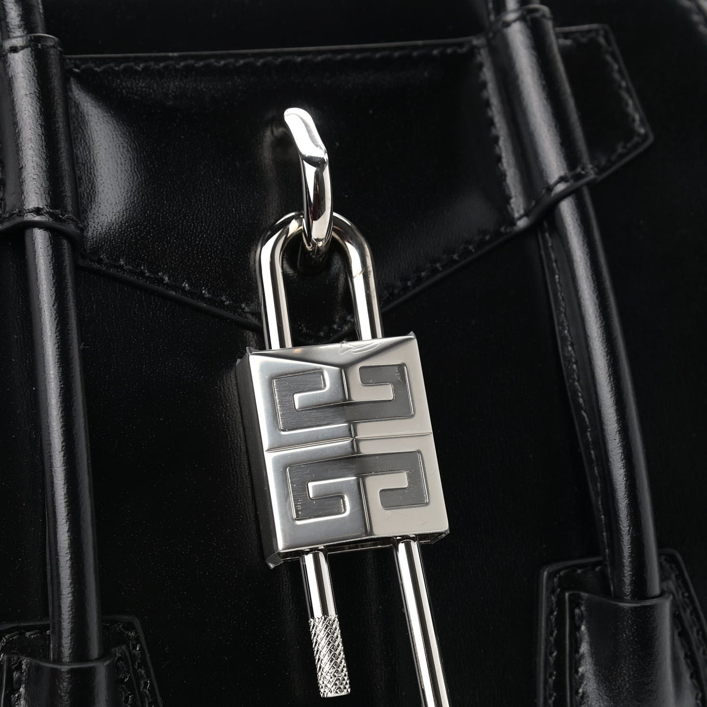 Box Calfskin Mini Lock Antigona Black