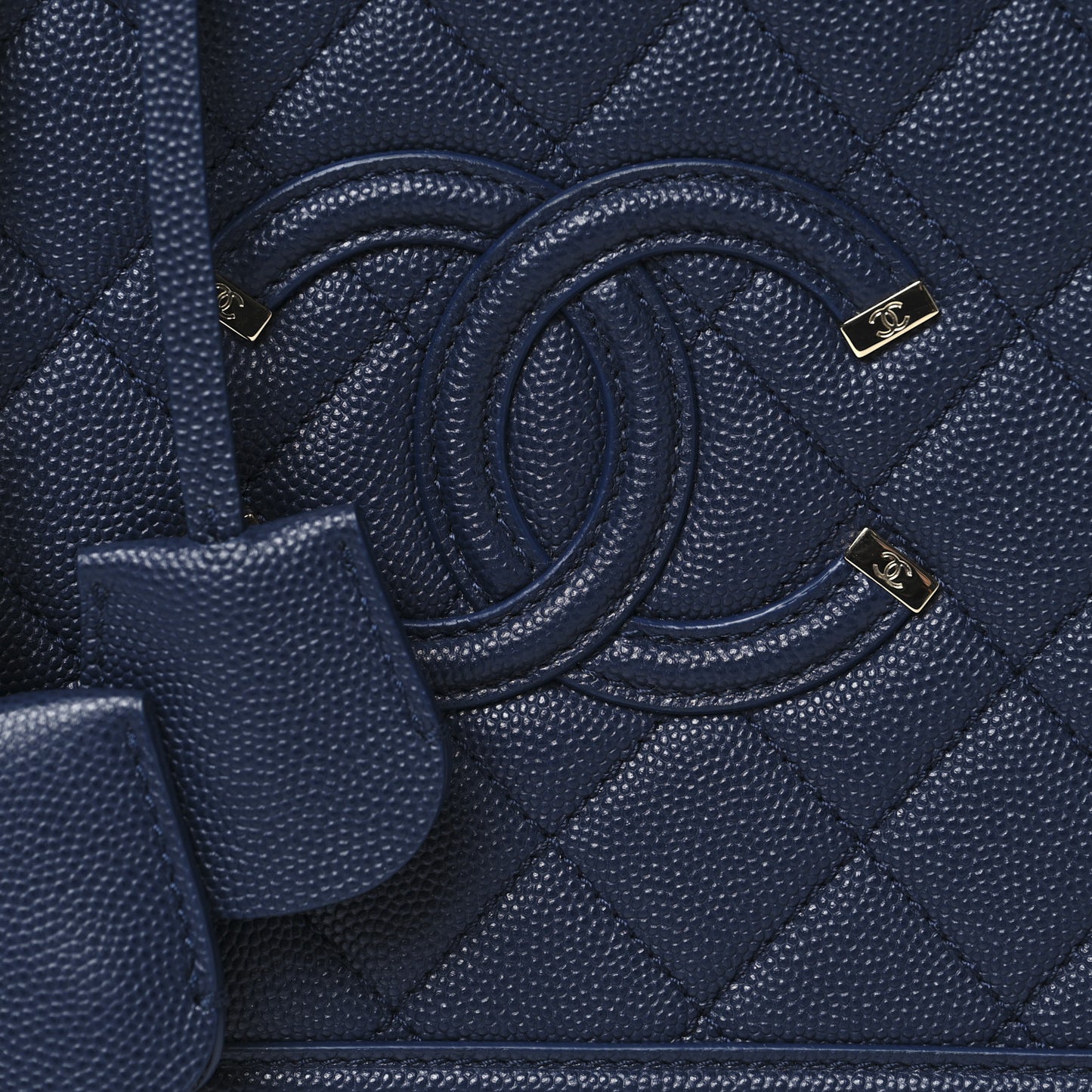 Caviar Quilted Medium CC Filigree Vanity Case Navy