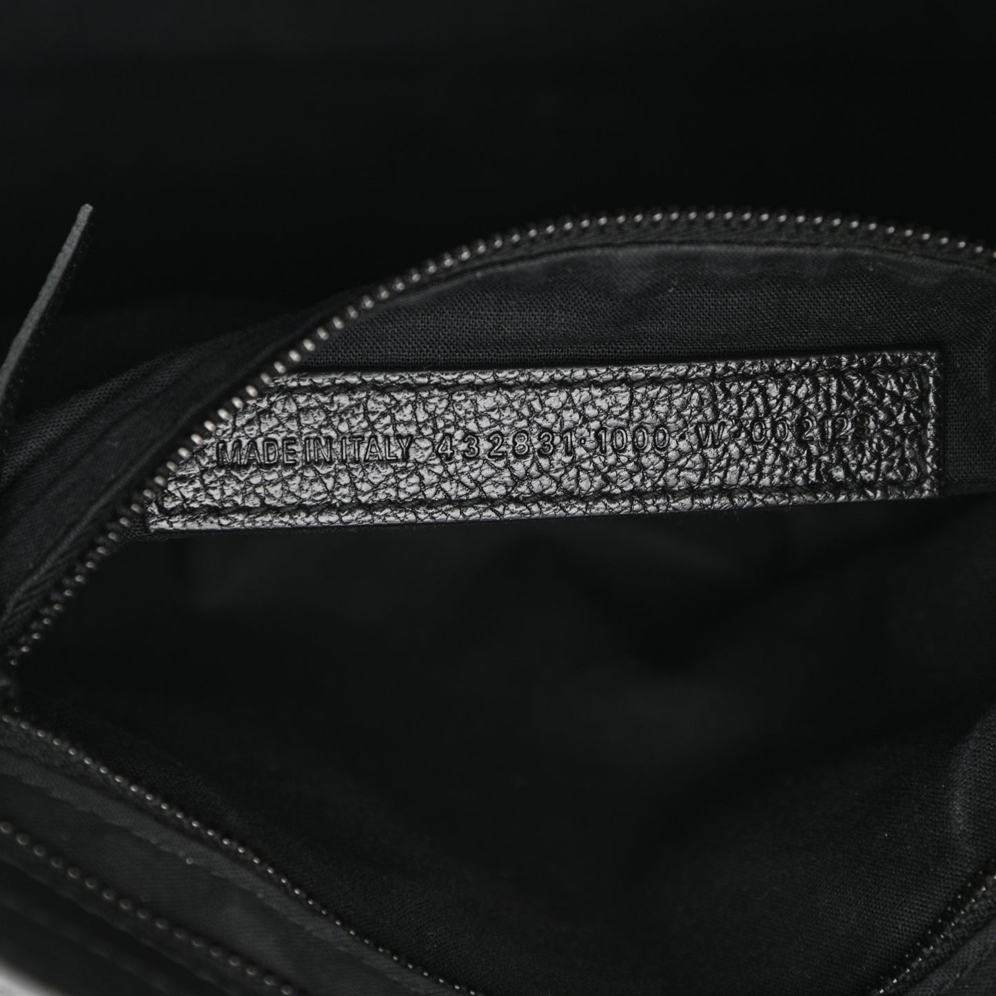 Chevre Black Metallic Edge Hardware S City Black