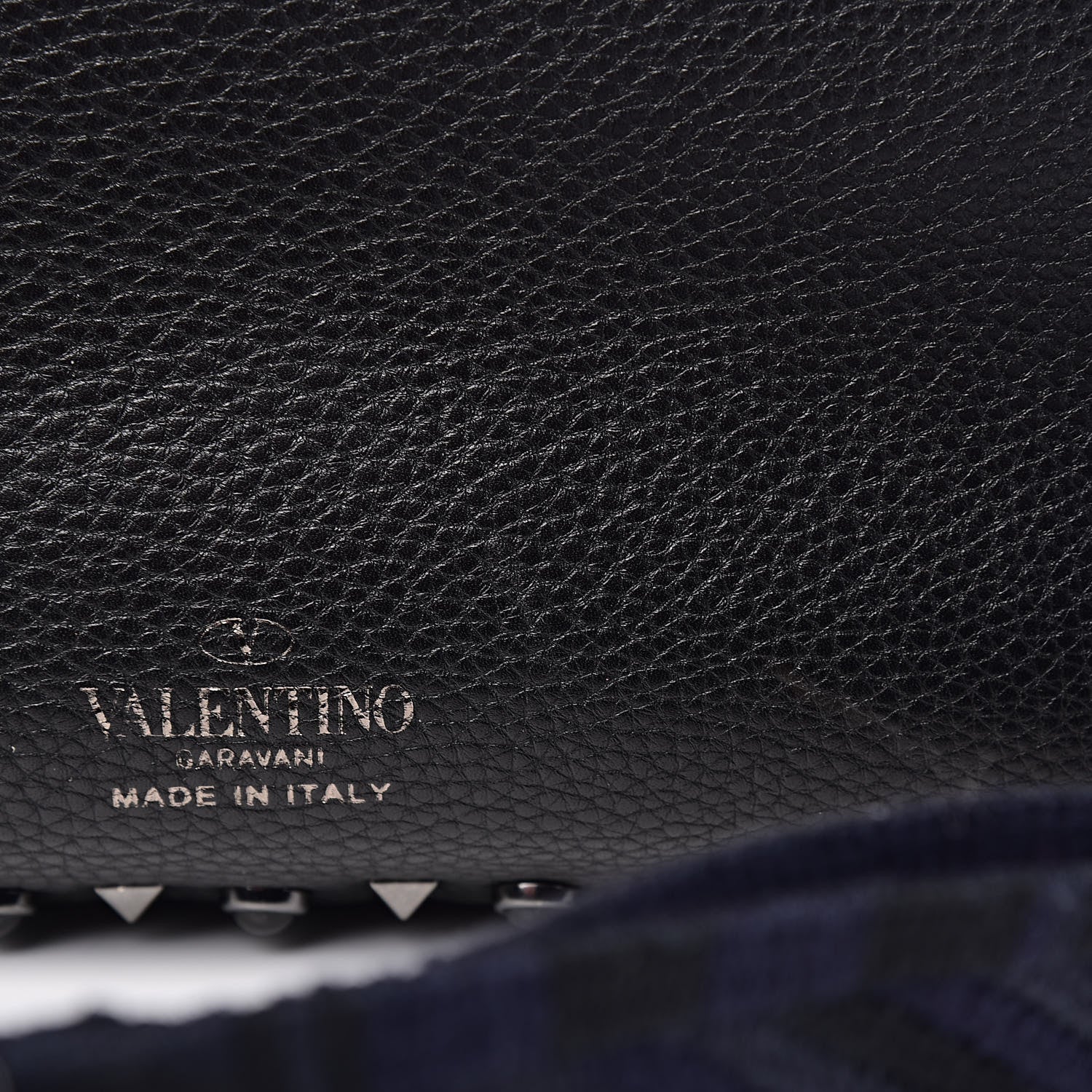 Valentino Garavani Stampa Alce Calfskin Medium Guitar Strap Rockstud Rolling Reversible Tote Black 12 of 19