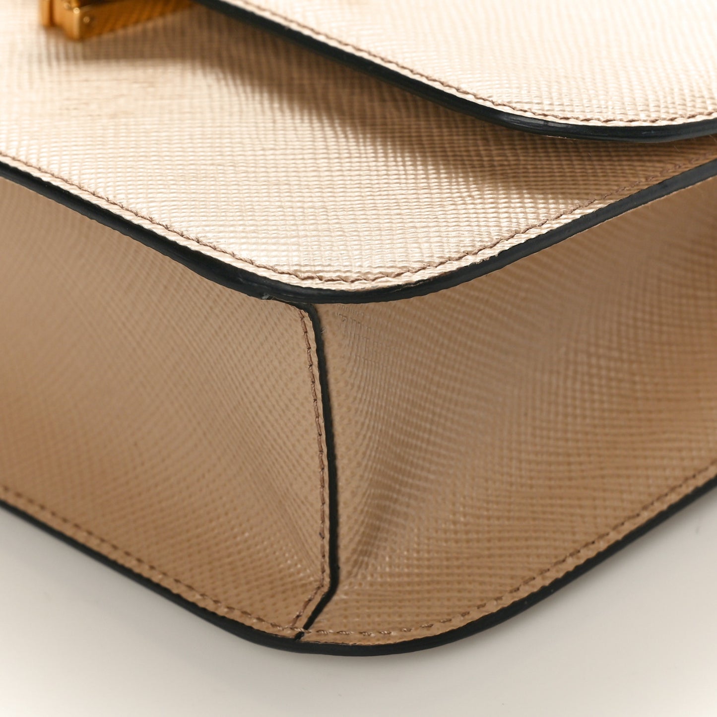 Saffiano Cuir Triangle Embleme Flap Shoulder Bag Sabbia