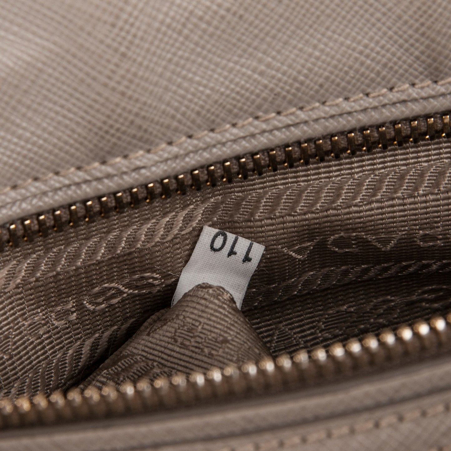 Saffiano Medium Galleria Double Zip Tote Pomice