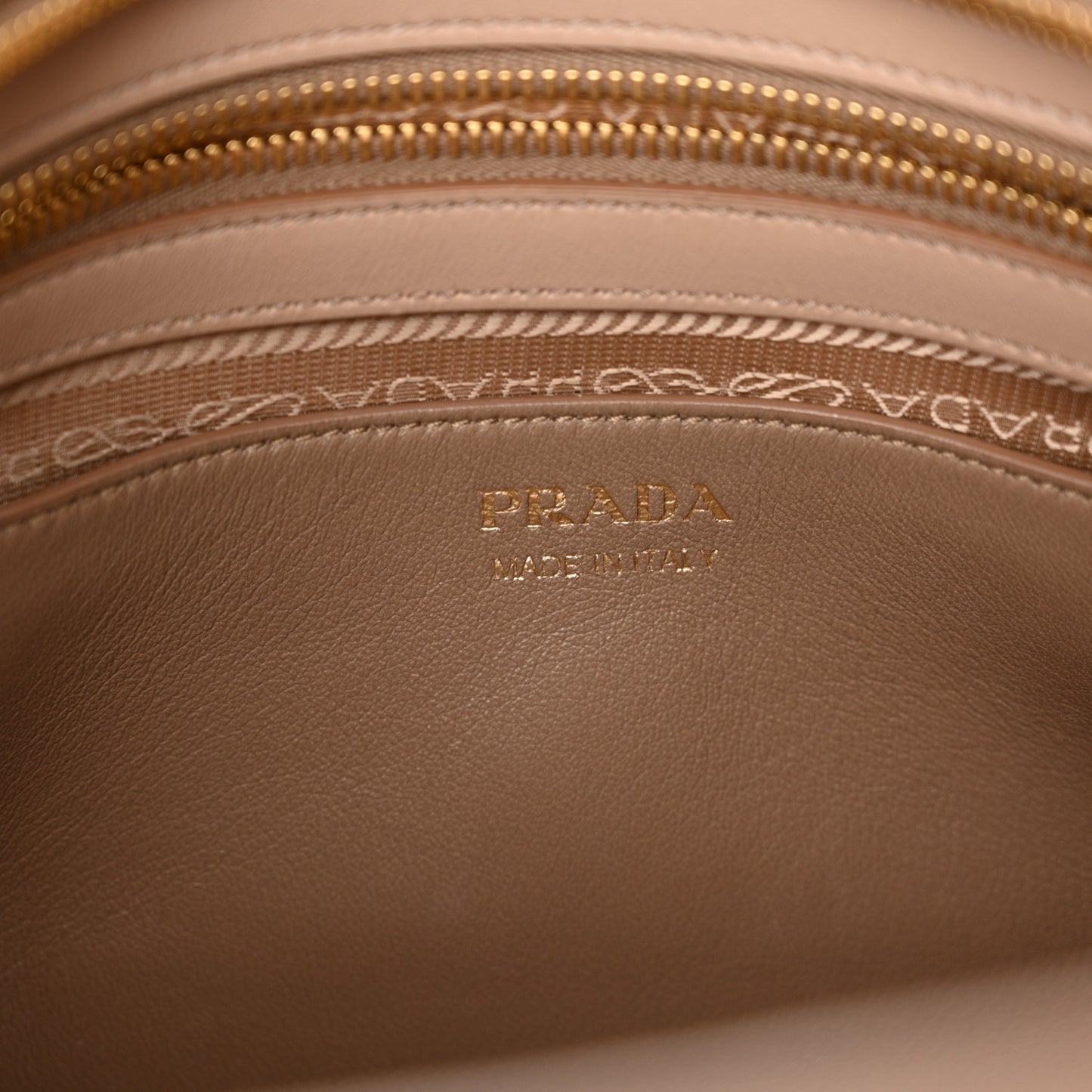 Saffiano City Calfskin Medium Esplanade Cammeo