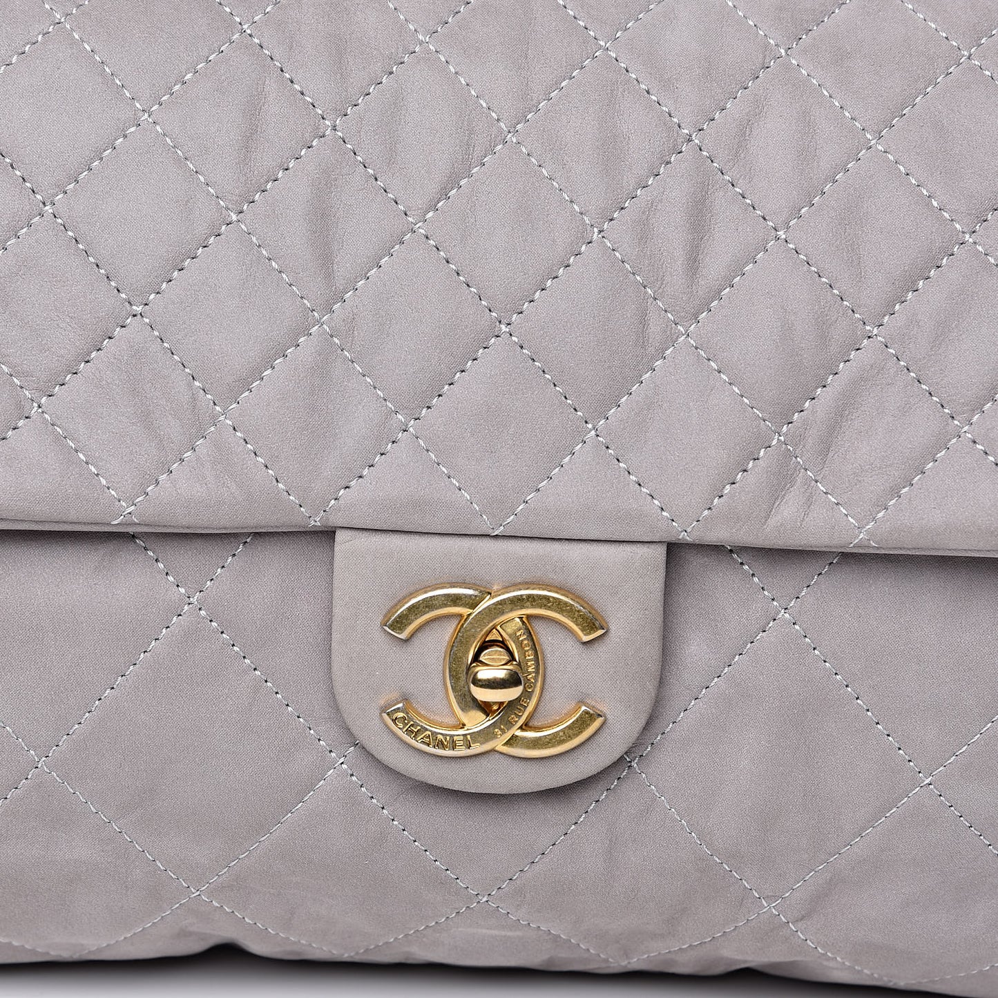 Iridescent Calfskin Large Chic Quilt Flap Gris