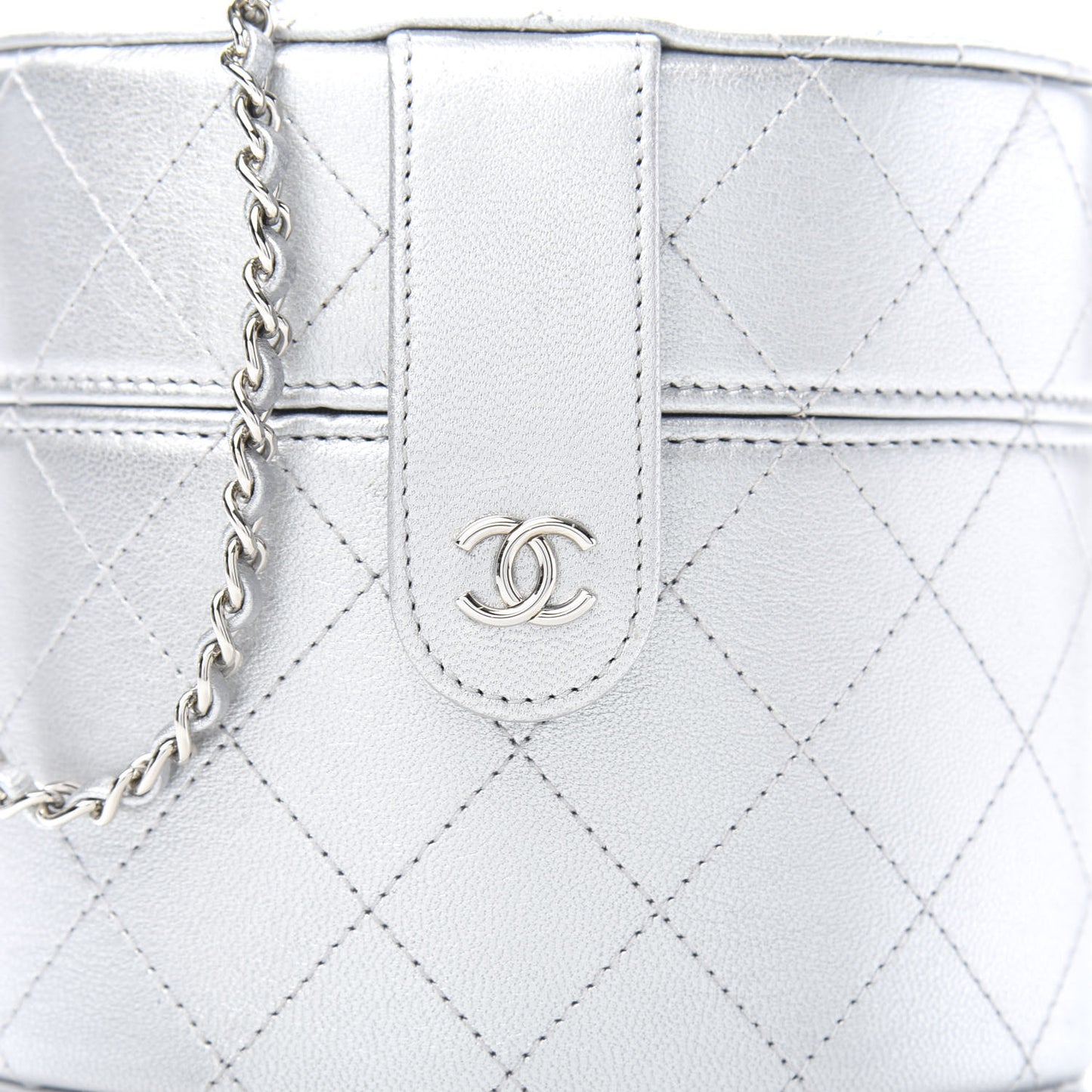 Metallic Lambskin Quilted Round Vanity Case With Chain Silver