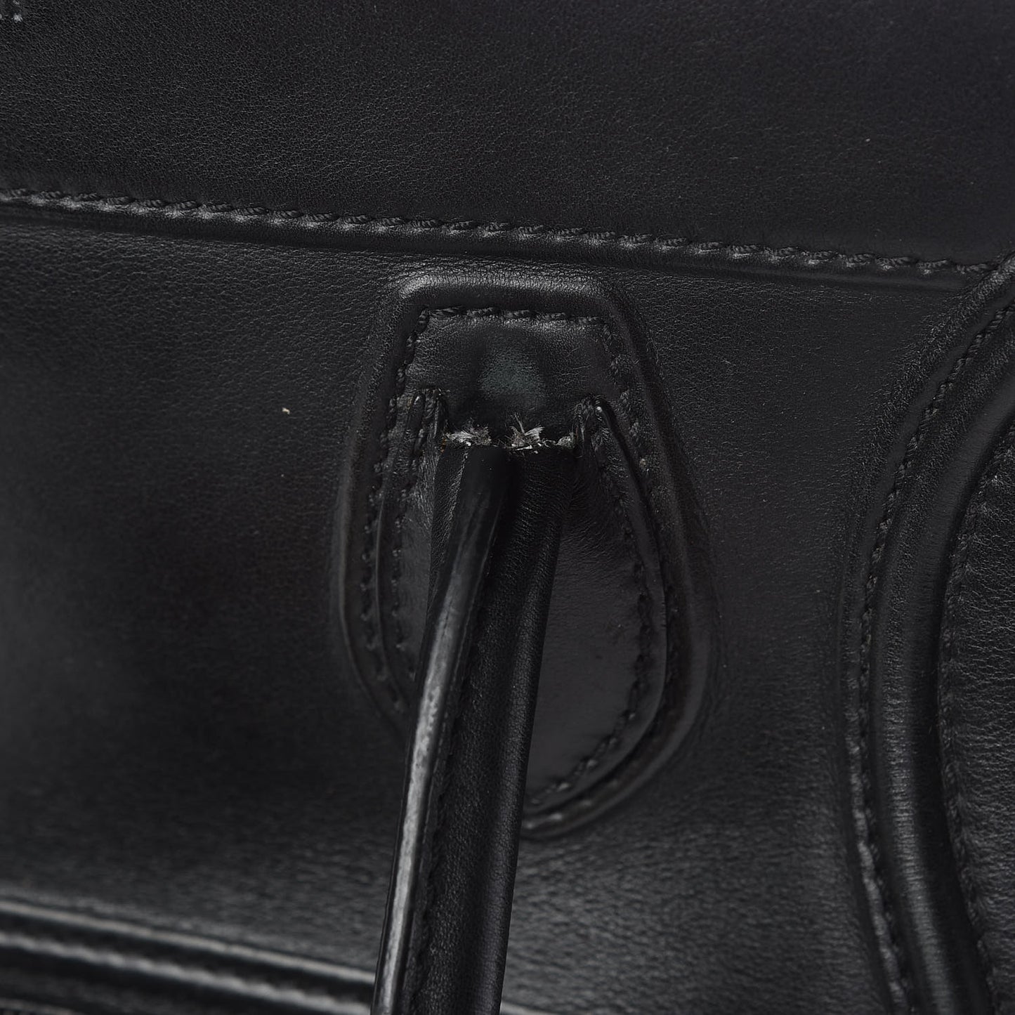 Smooth Calfskin Medium Phantom Luggage Black