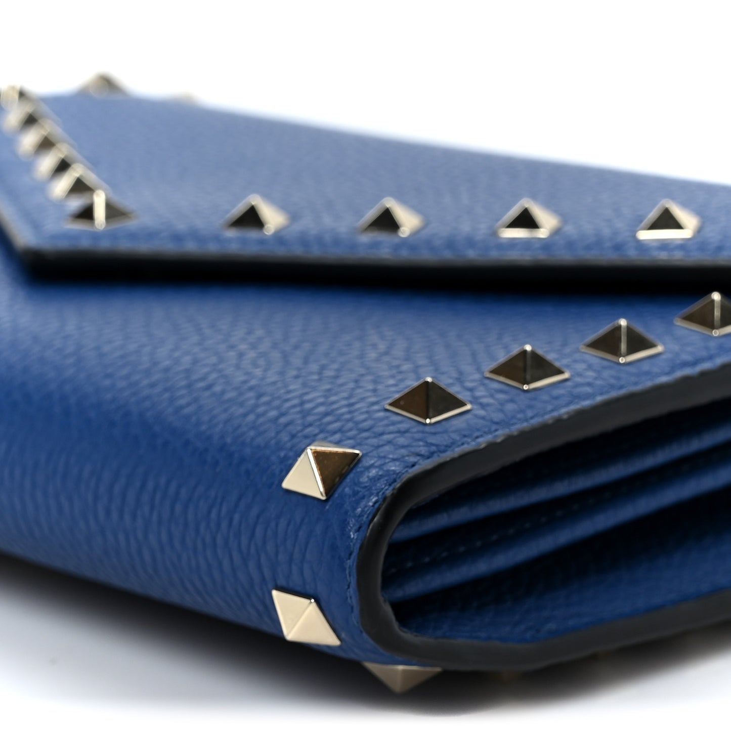 Pebbled Calfskin Rockstud Envelope Wallet On Chain Bag Blu Delft