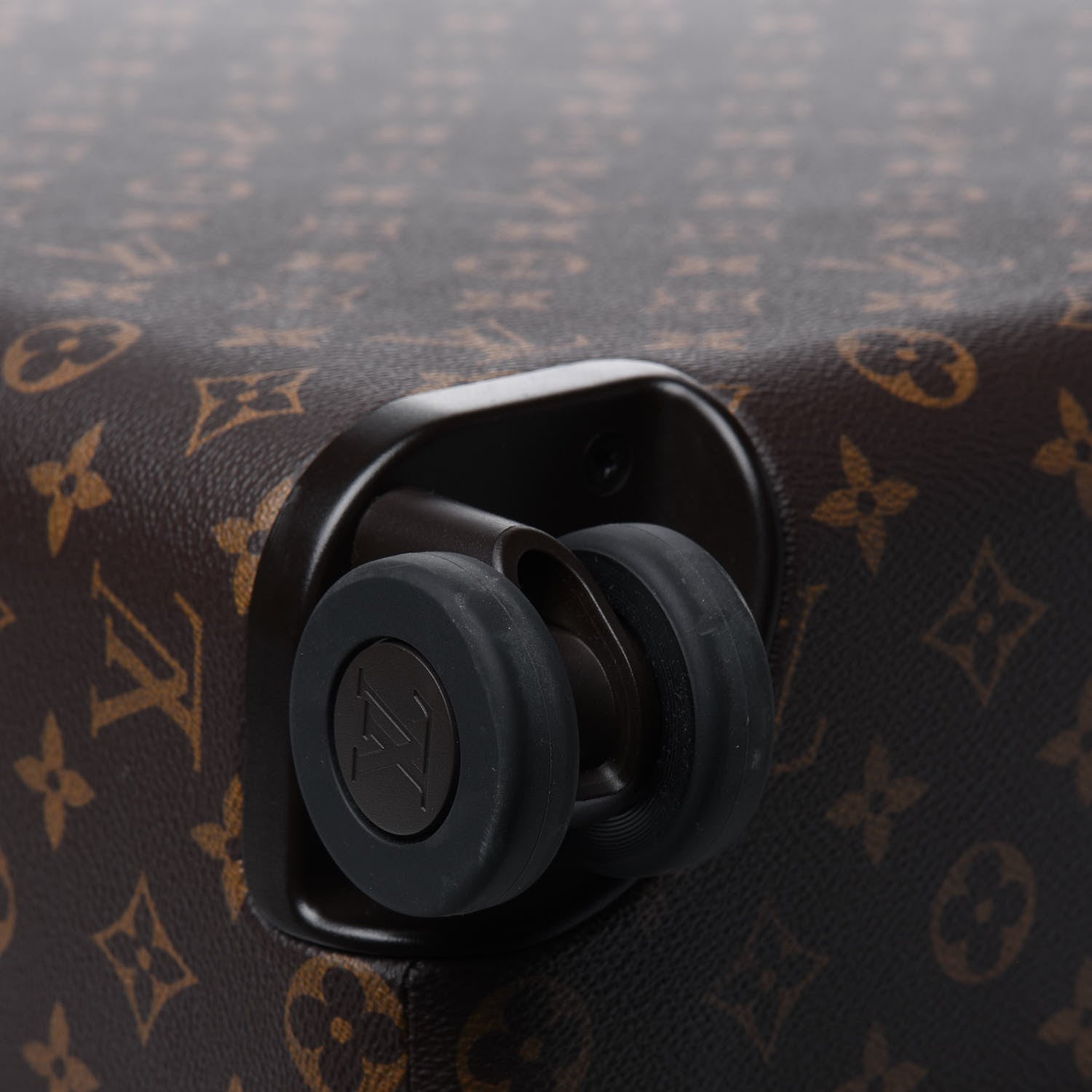 Louis Vuitton Monogram Horizon 70 6 of 17