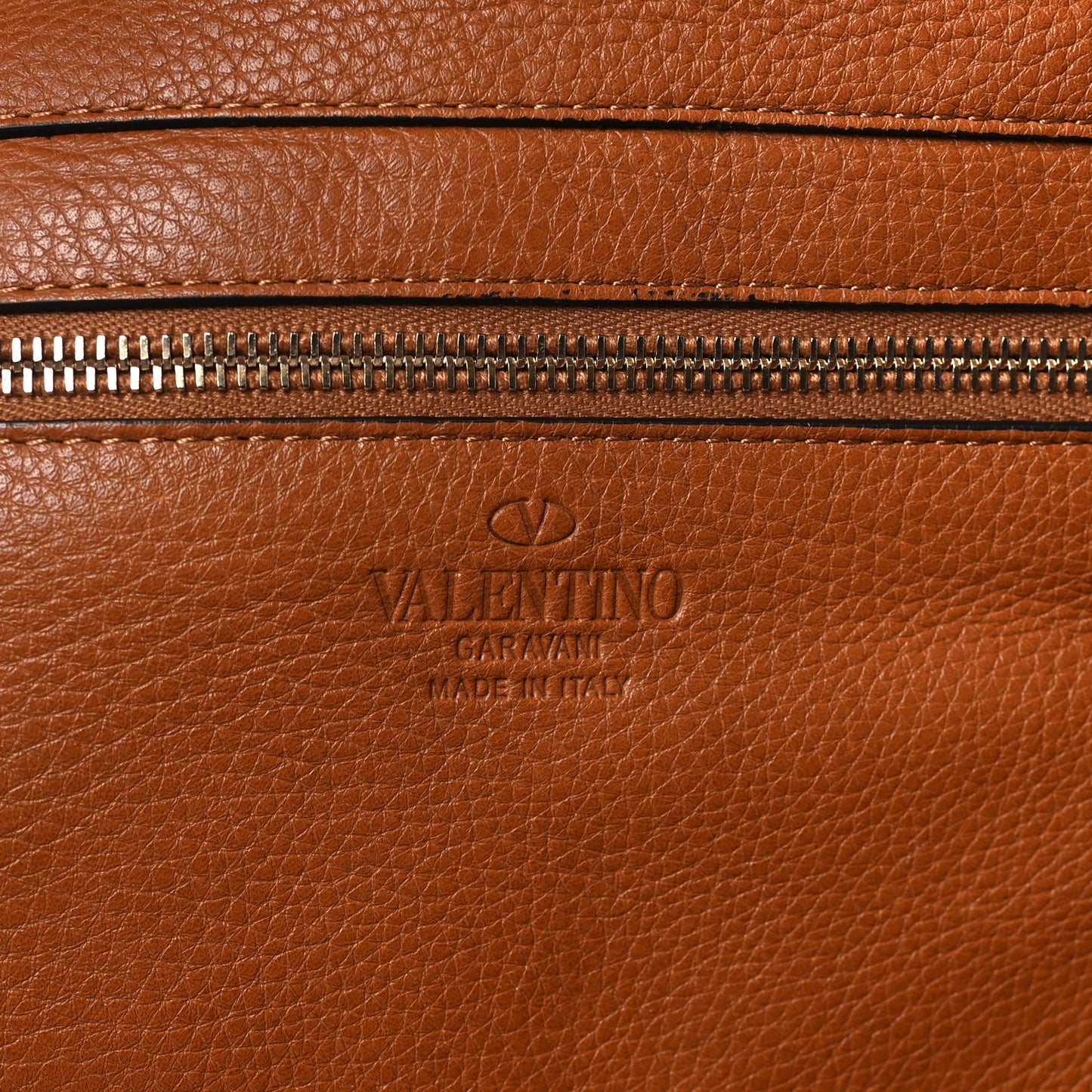 Pebbled Calfskin Medium Rockstud Tote Light Cuir