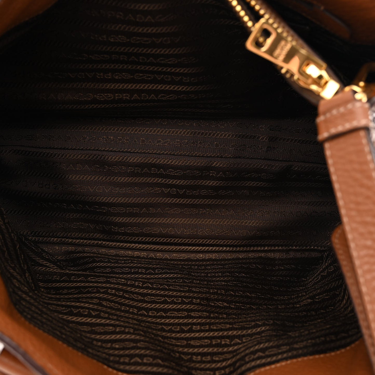 Vitello Daino Zip Tote Cannella