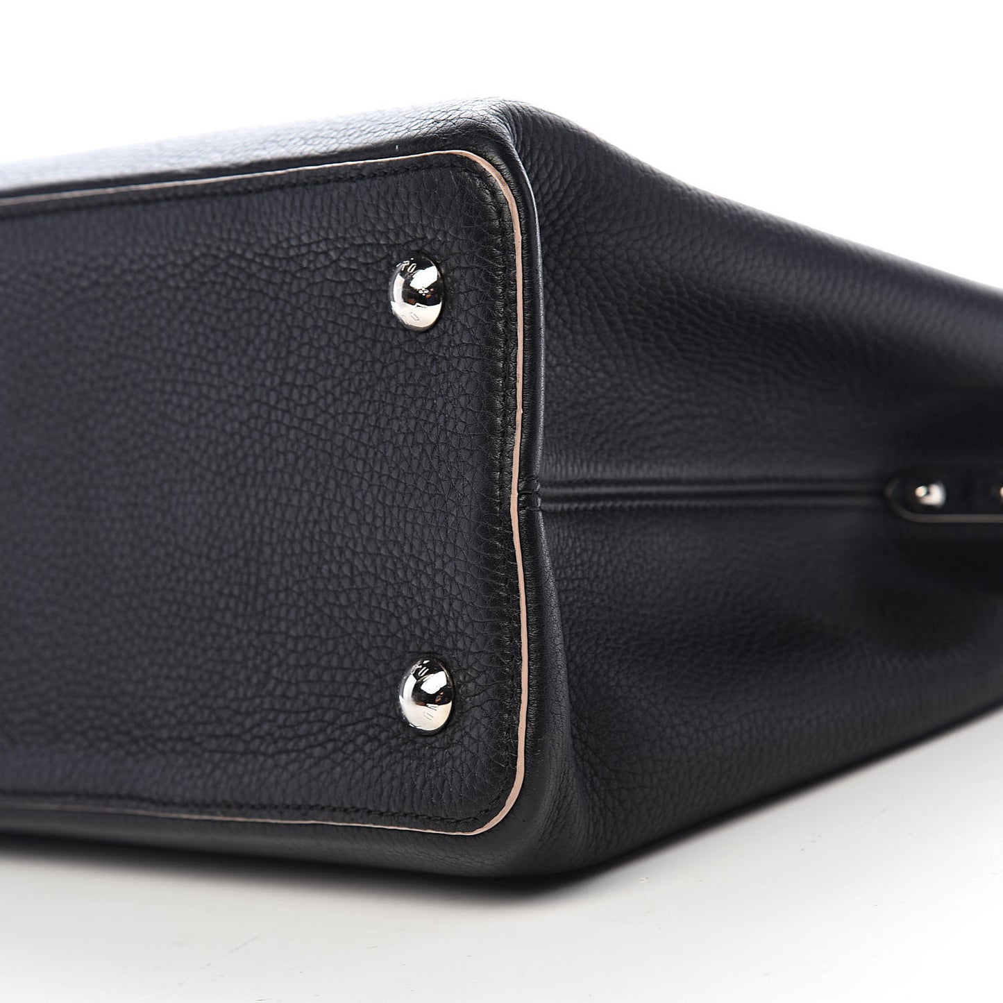 Taurillon Capucines MM Black Petale