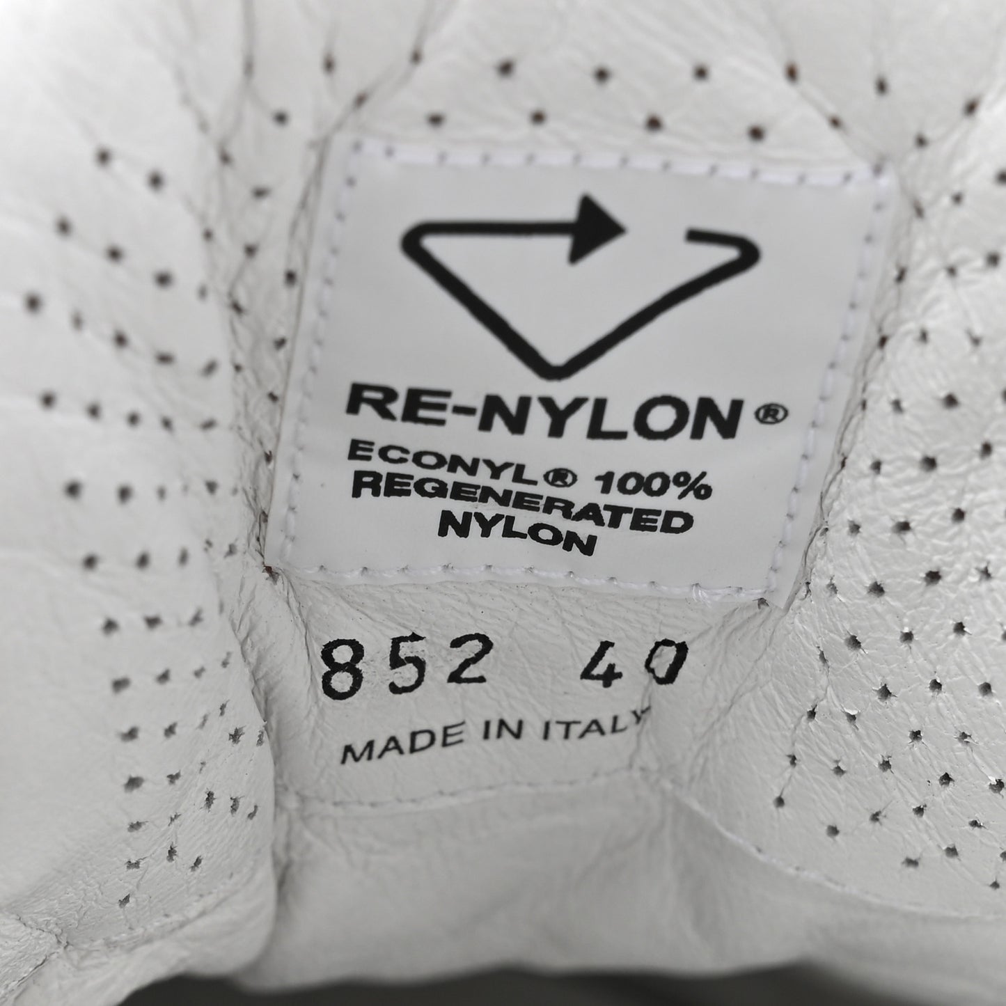 Re-Nylon Piuma Metal Triangle Logo Quilted 45mm Sneakers 40 Alabastro