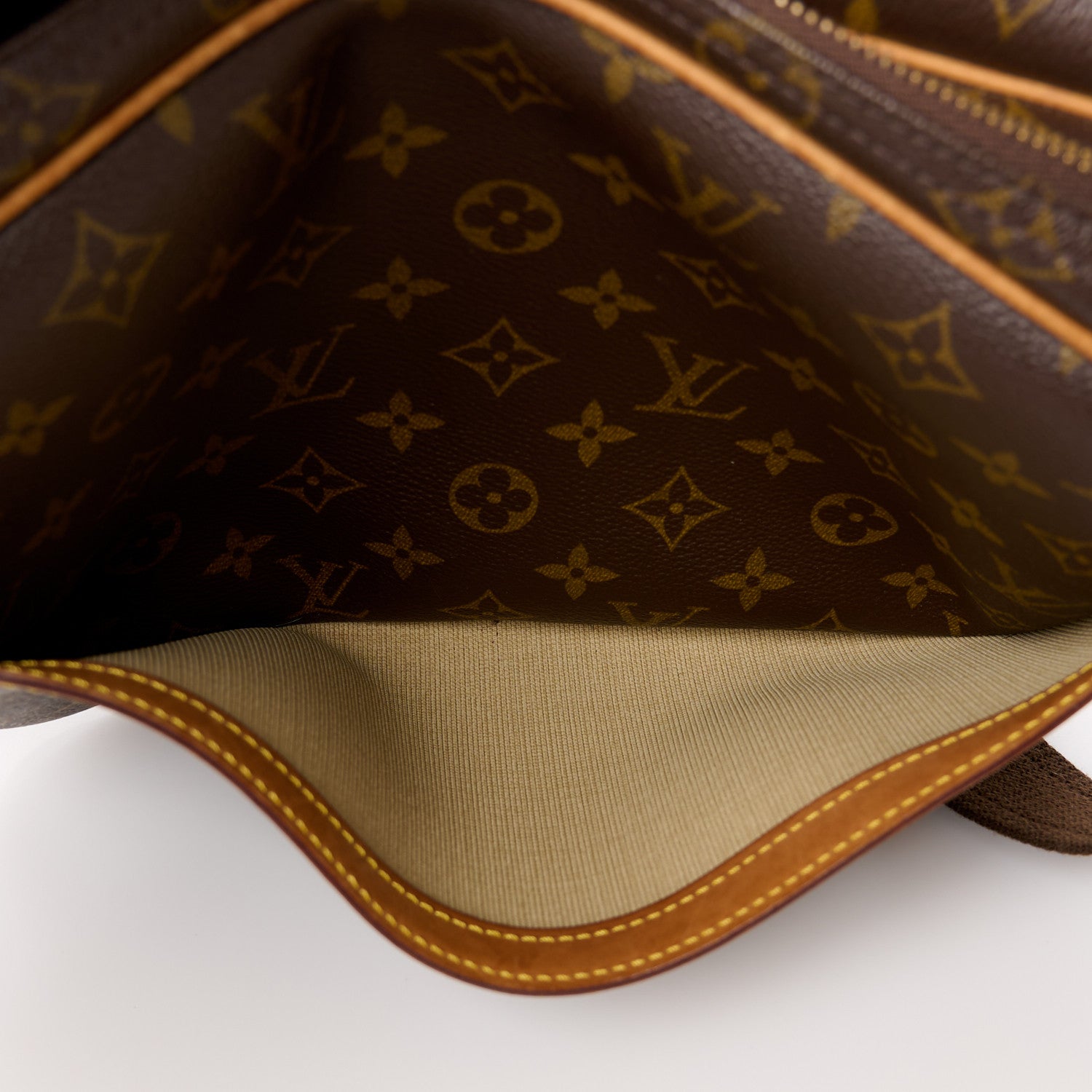 Louis Vuitton Monogram Reporter PM 8 of 17